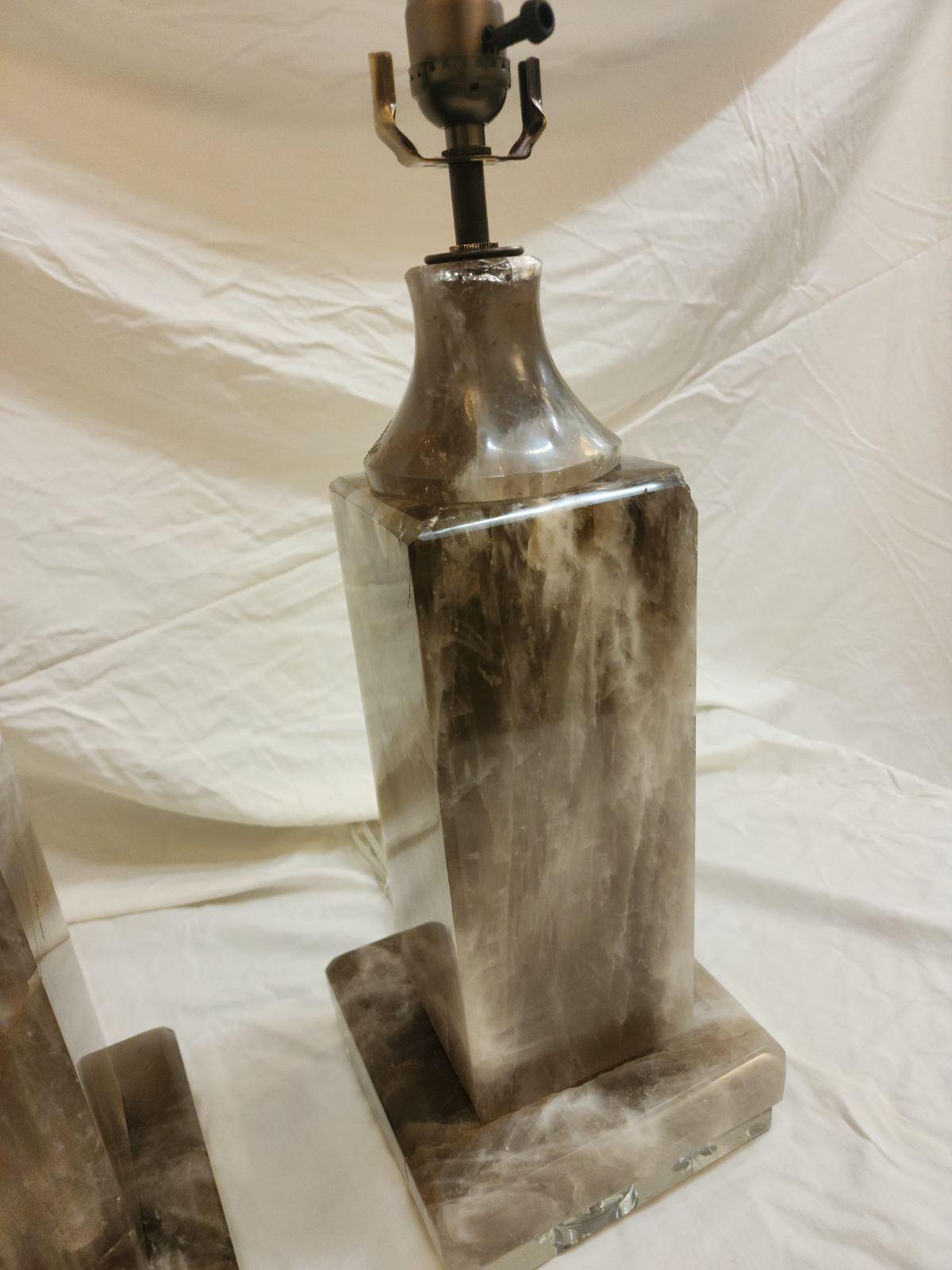 Sculpté à la main Paire de lampes en cristal de roche fumé en vente