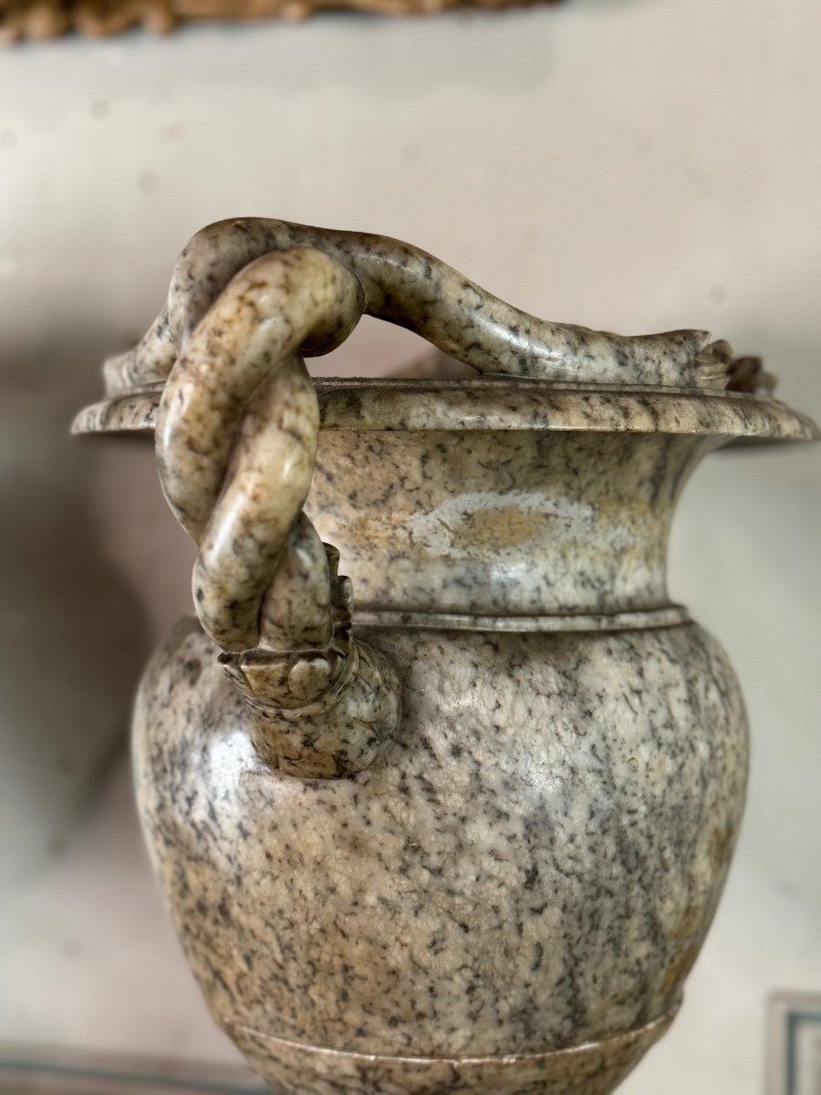 Paire d'urnes serpentines en albâtre, Italie, 19ème siècle Excellent état à Honnelles, WHT