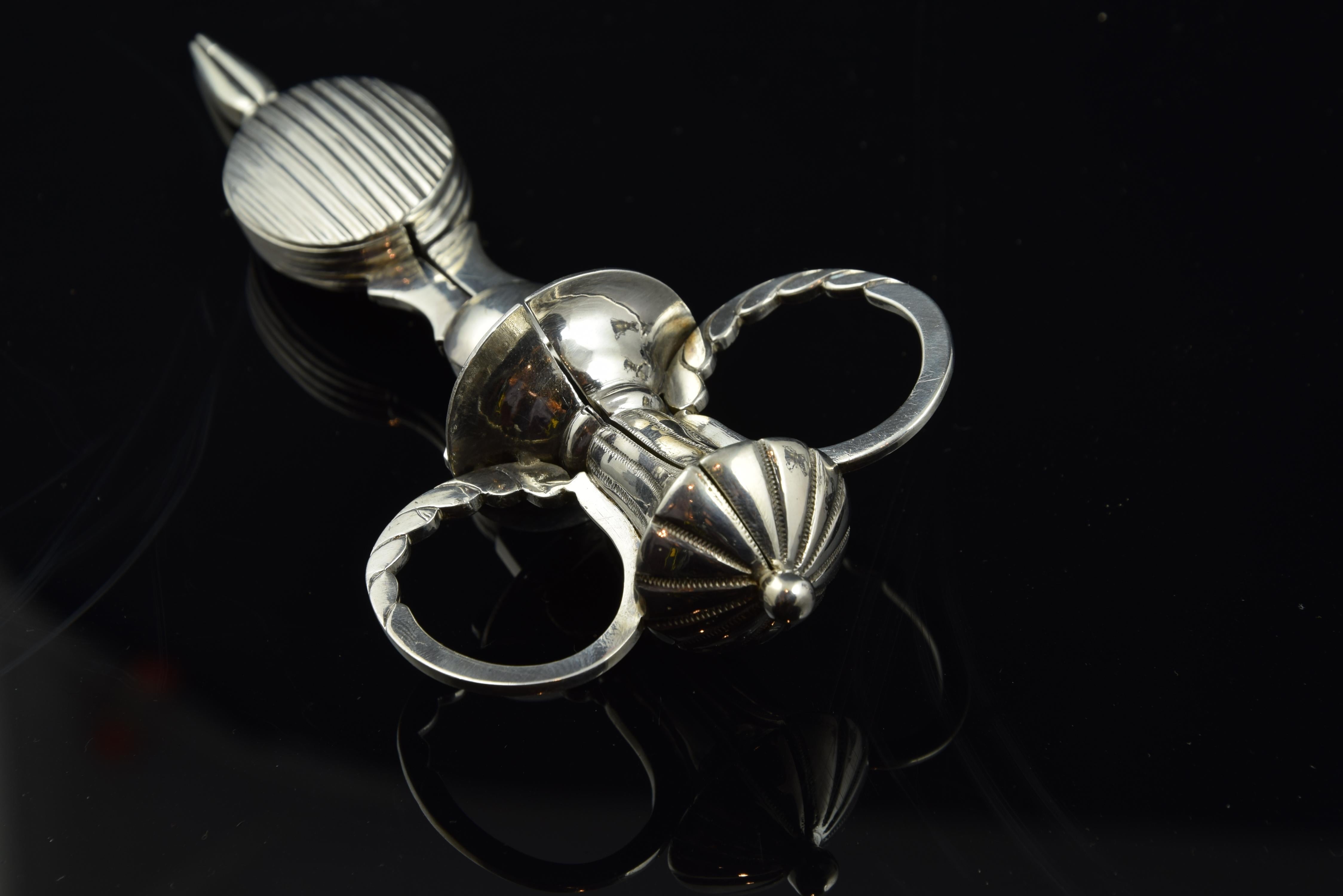 Pair of Snuffers, Silver, 19th Century In Good Condition For Sale In Madrid, ES
