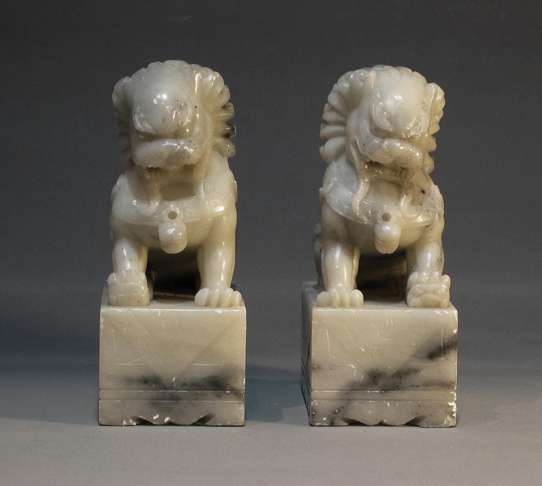 Chinois Paire de lions bouddhistes en pierre de savon en vente