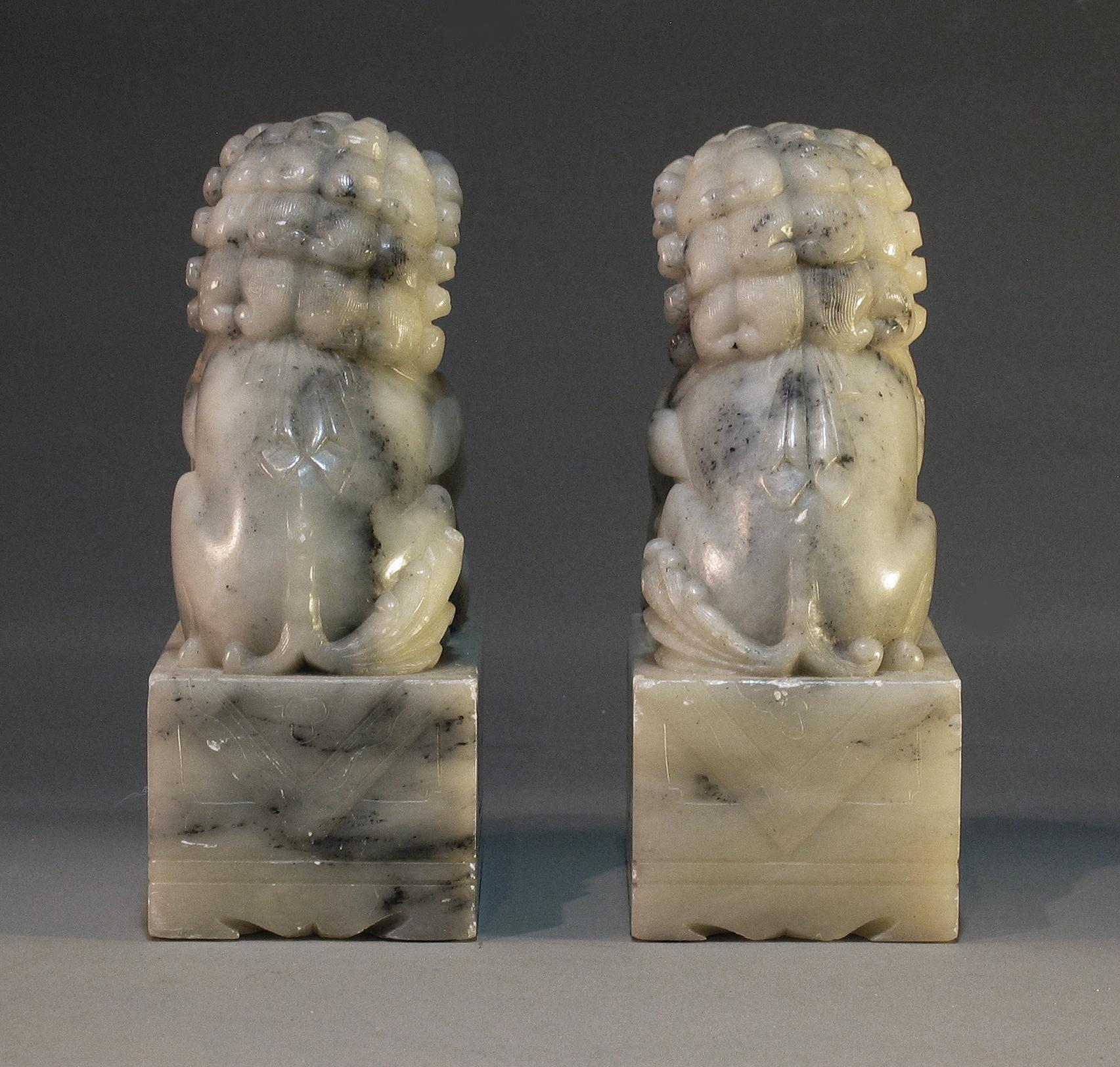 Sculpté Paire de lions bouddhistes en pierre de savon en vente