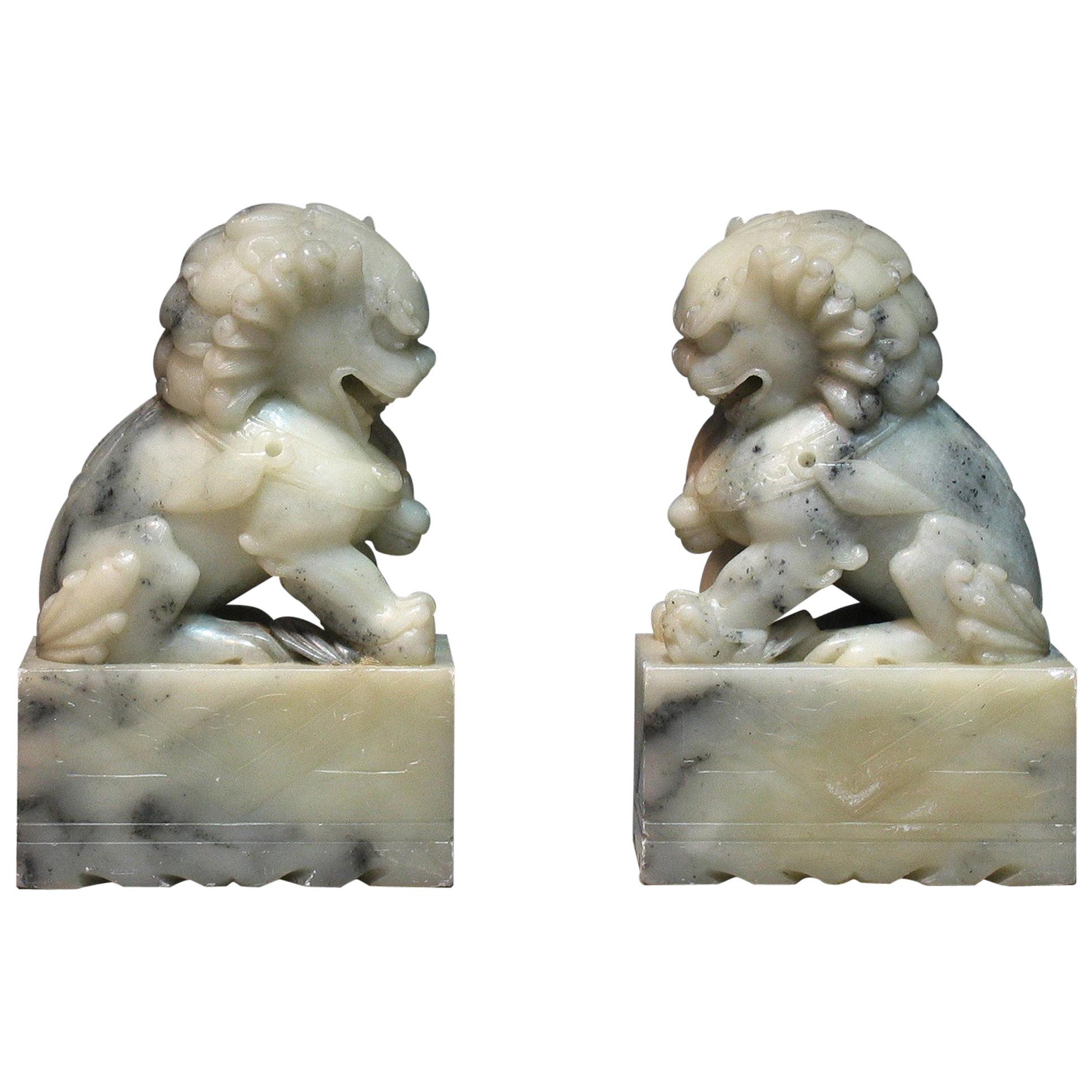 Paire de lions bouddhistes en pierre de savon en vente