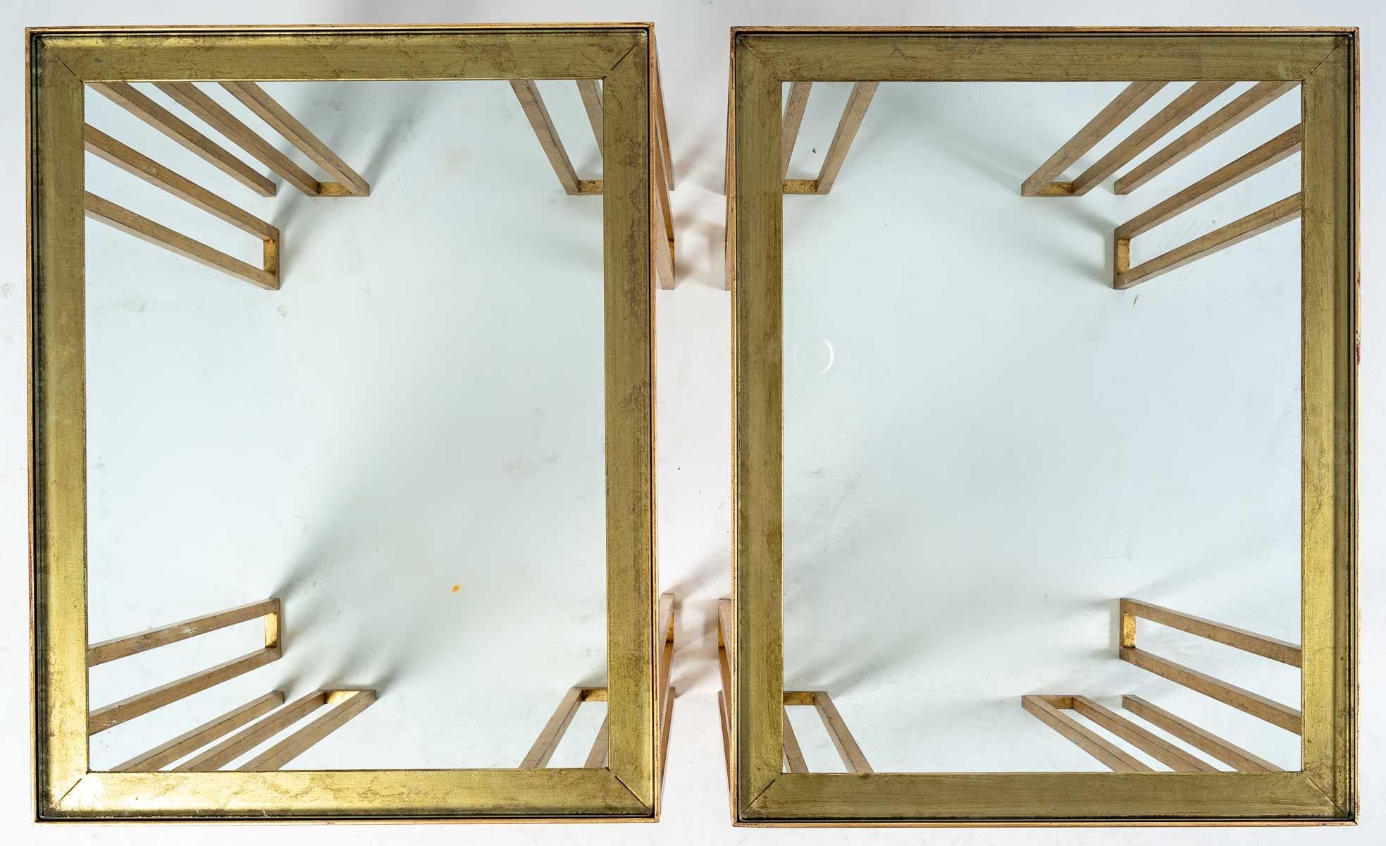 Paar vergoldete Sofagarnituren oder Beistelltische aus Eisen, Modell von Jean Royère.
Produktion 1970 - 1980er Jahre
Sehr gute Qualität, mit Blattgold vergoldet
Maße: H: 59 cm, B: 61 cm, T: 48 cm
Jean Royère (1902 - 1981) ist ein französischer