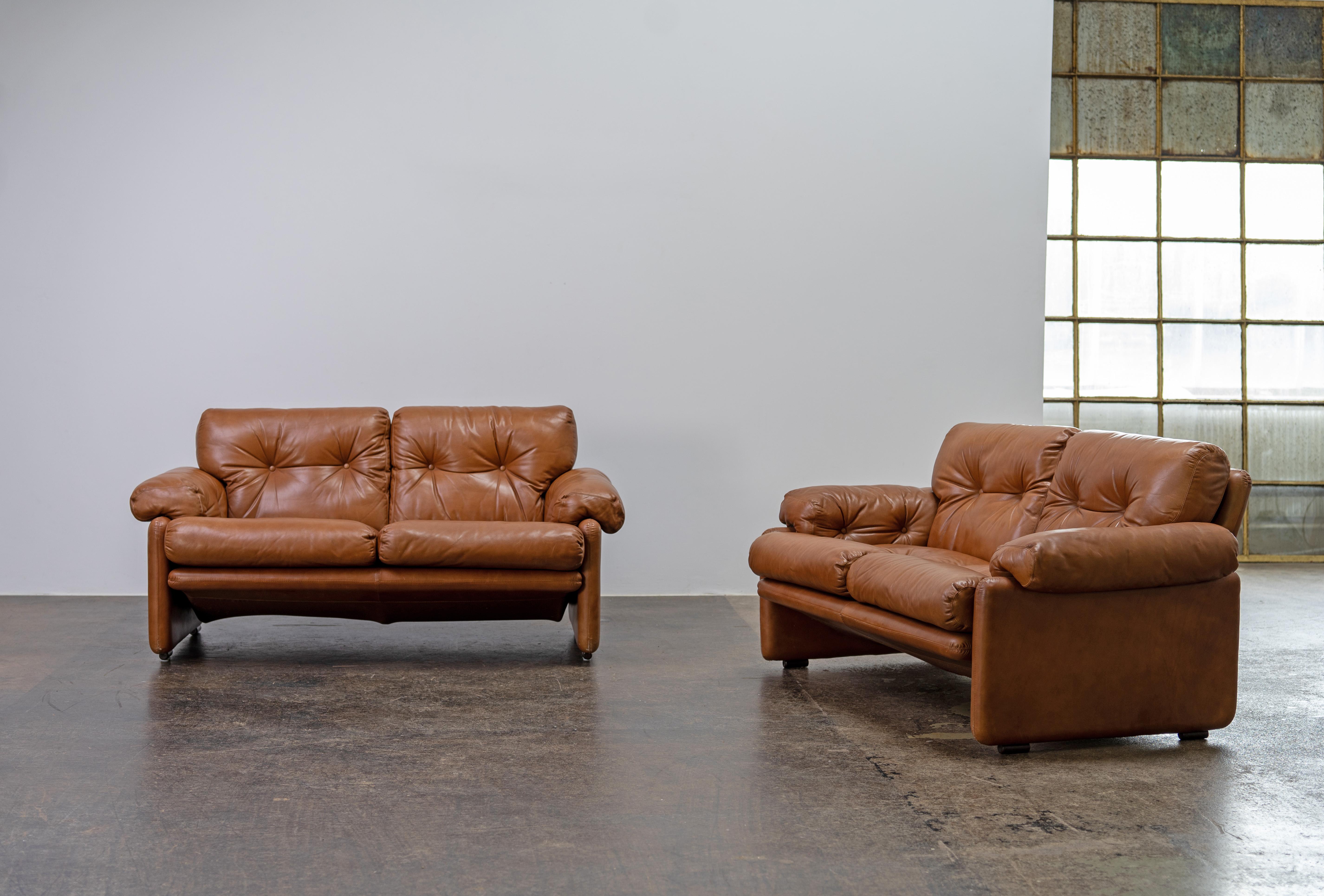 An exceptional pair of 2-seater sofas (designed in 1966) by Afra & Tobia Scarpa, manufactured by C&B Italia, the predecessor of B&B Italia. The high-quality cognac-colored leather boasts a perfect patina. The sofas captivate with their voluminous