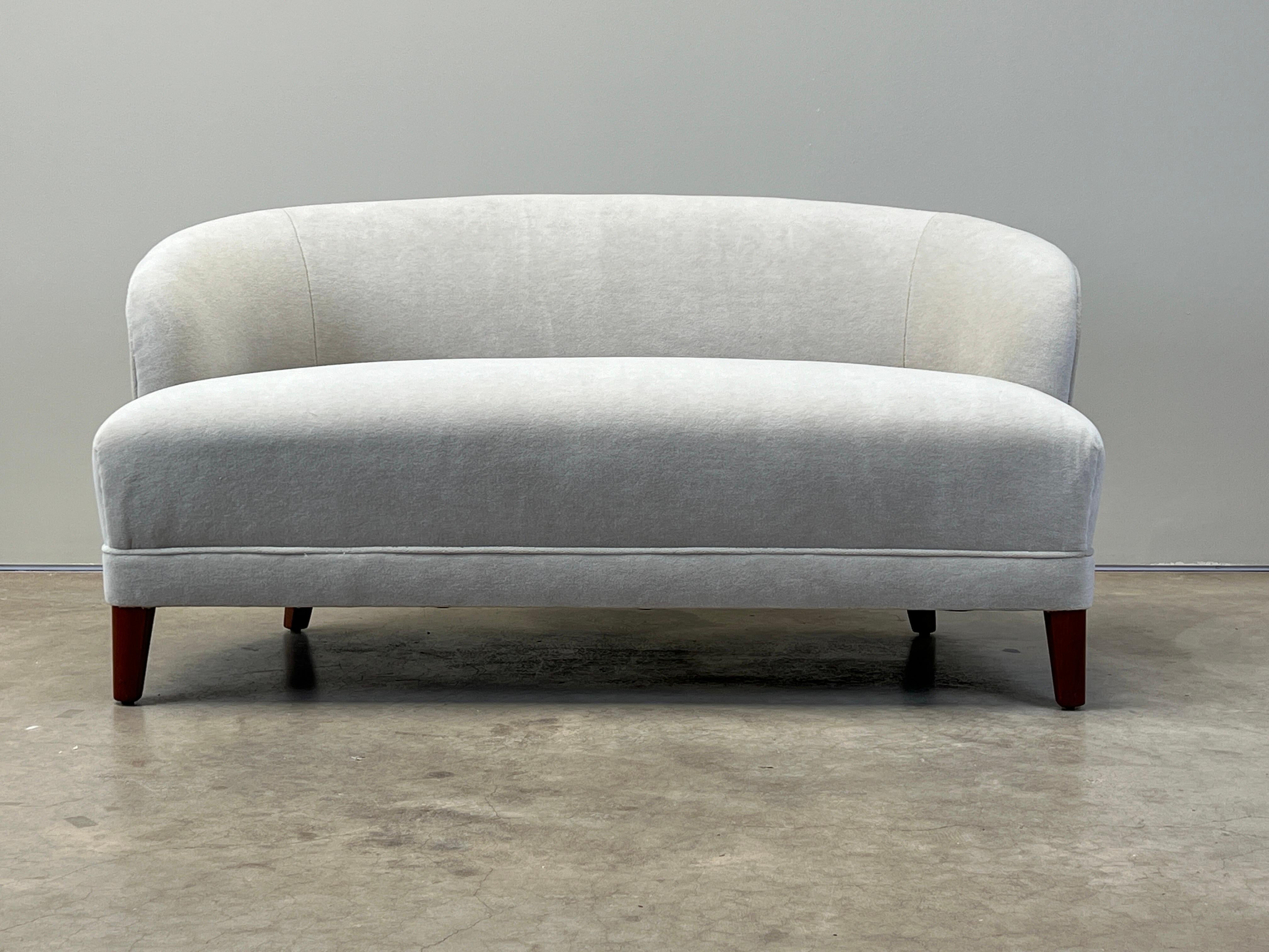 Mohair Coppia di divani di Edward Wormley per Dunbar in vendita