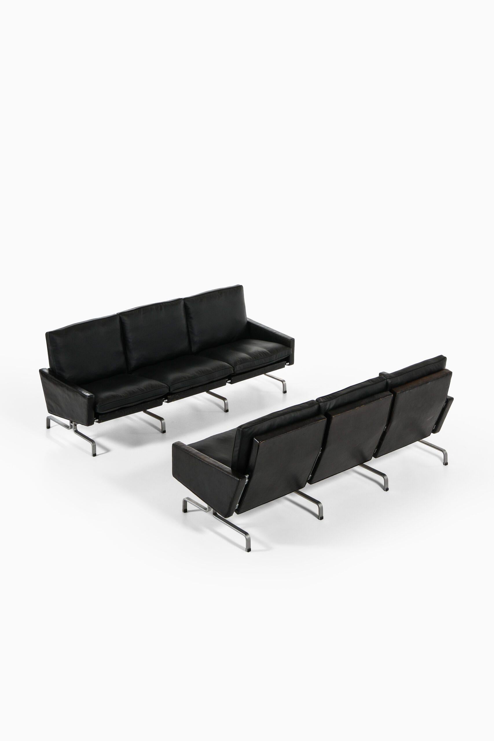 Coppia di divani in pelle nera e acciaio piatto di Poul Kjærholm, 1958

Informazioni aggiuntive:
Materiale: Pelle nera e acciaio piatto
Stile: Metà secolo, Scandinavia
Rara coppia di divani modello PK-31/3
Prodotto da E. Kold Christensen in