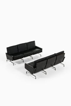 Coppia di divani in pelle nera e acciaio piatto di Poul Kjærholm, 1958