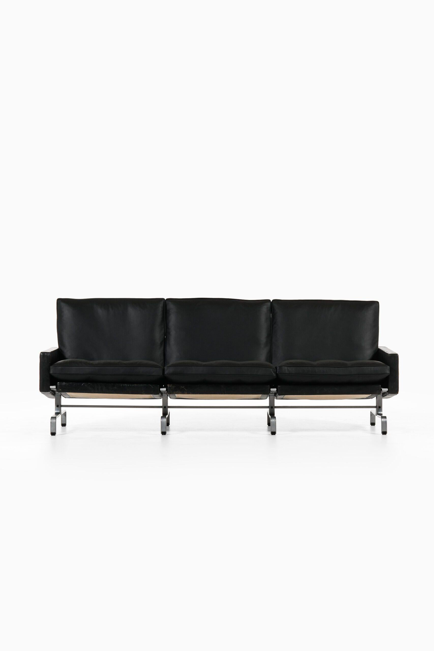 Scandinavo moderno Coppia di divani in pelle nera e acciaio piatto di Poul Kjærholm, 1958 in vendita
