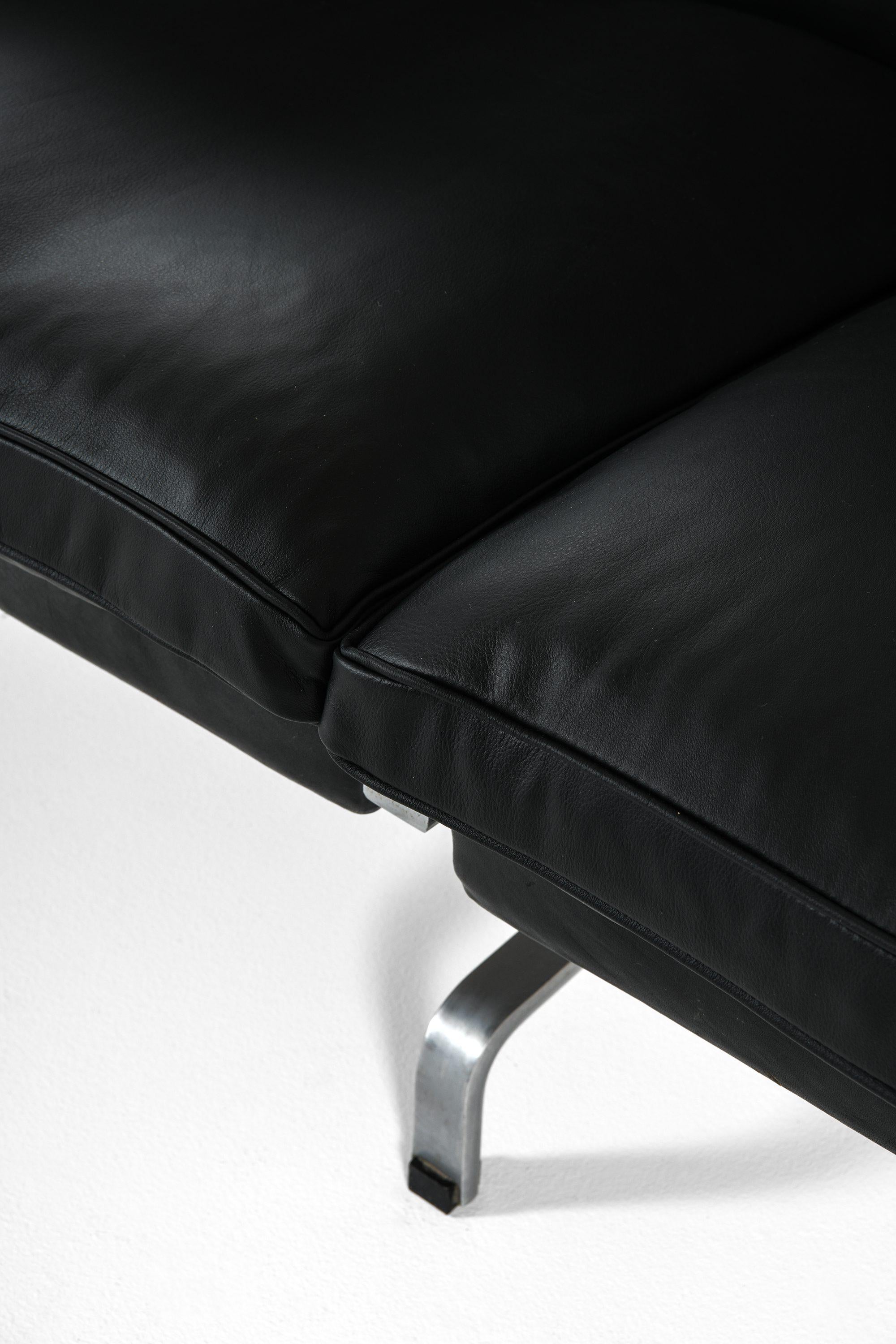 20th Century Pair of Sofas in Black Leather and Flat Steel by Poul Kjærholm, 1958 For Sale