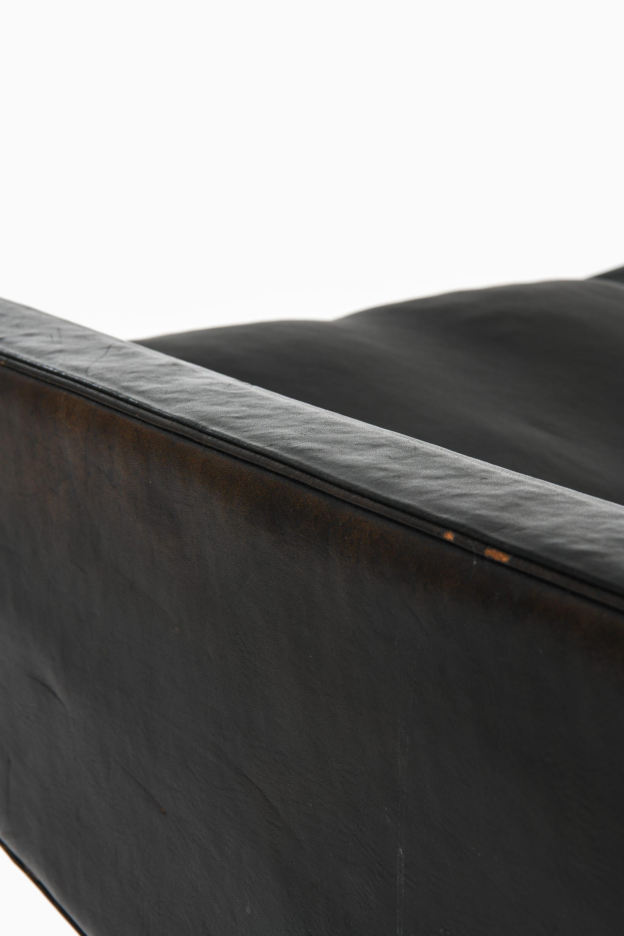 Pair of Sofas in Black Leather and Flat Steel by Poul Kjærholm, 1958 For Sale 1