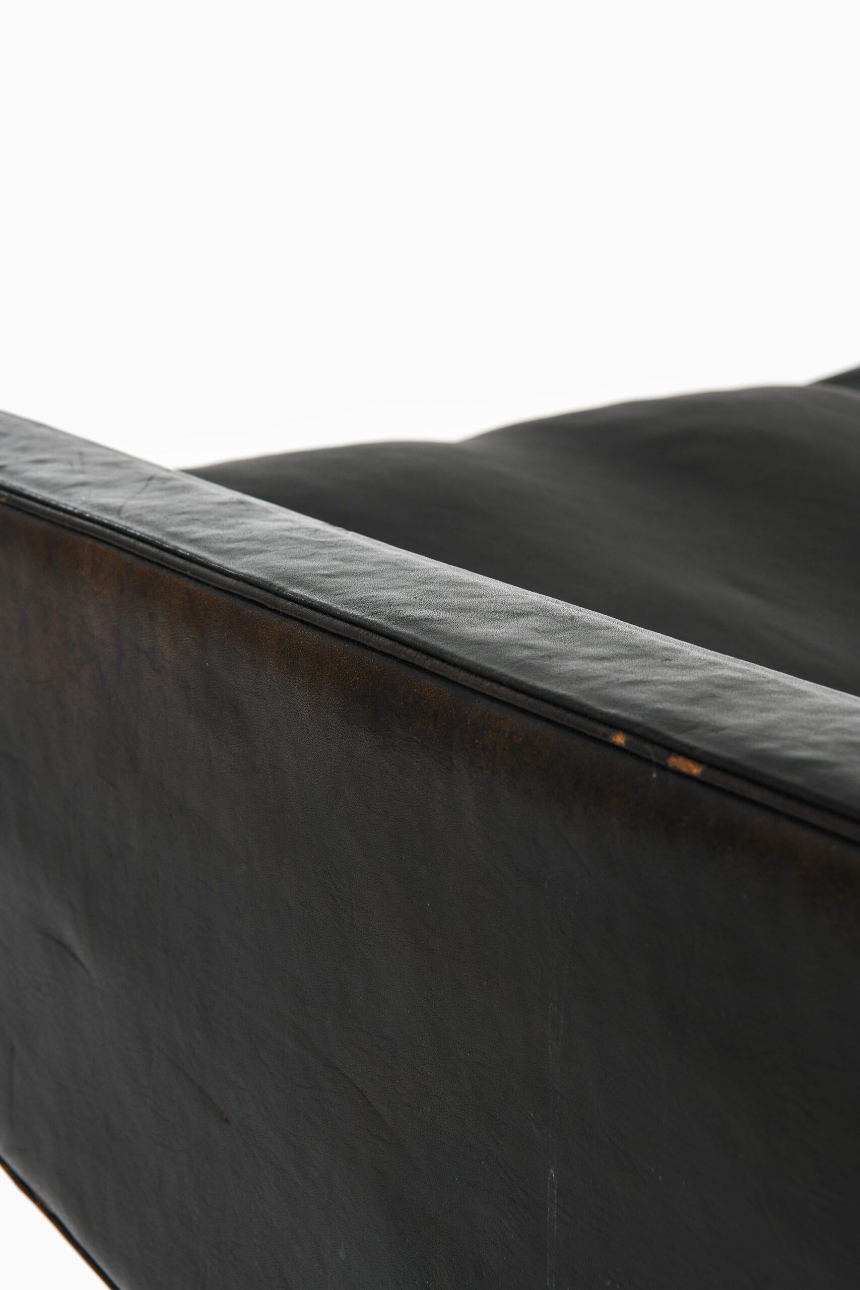 Acciaio Coppia di divani in pelle nera e acciaio piatto di Poul Kjærholm, 1958 in vendita
