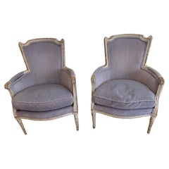 Paire de chaises bergères peintes en velours bleu pervenche