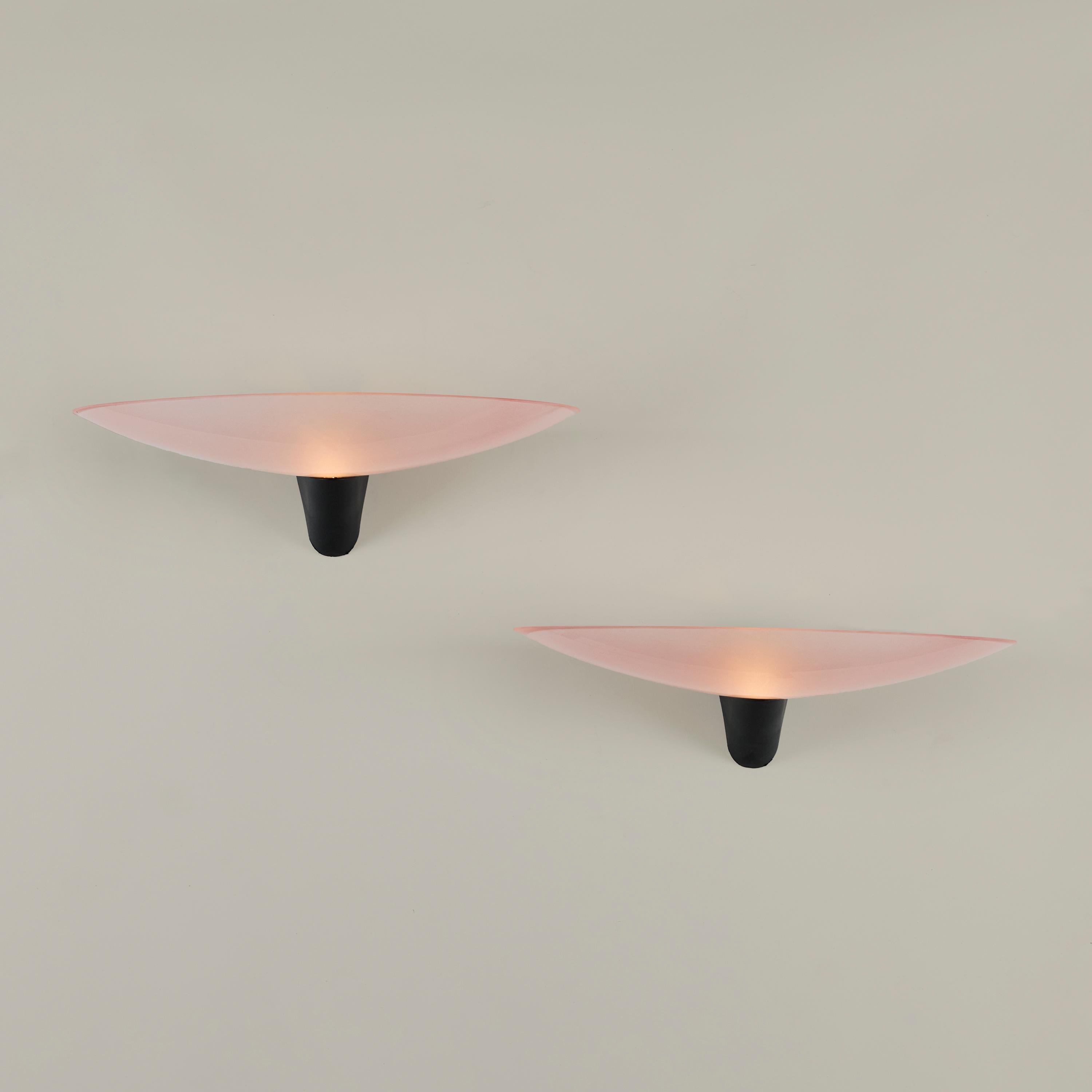 Il contrasto tra il delicato vetro rosa di Murano e l'audace apparecchio nero crea un equilibrio sorprendente tra forma strutturale e morbida eleganza. Firmato. Ottime condizioni.

