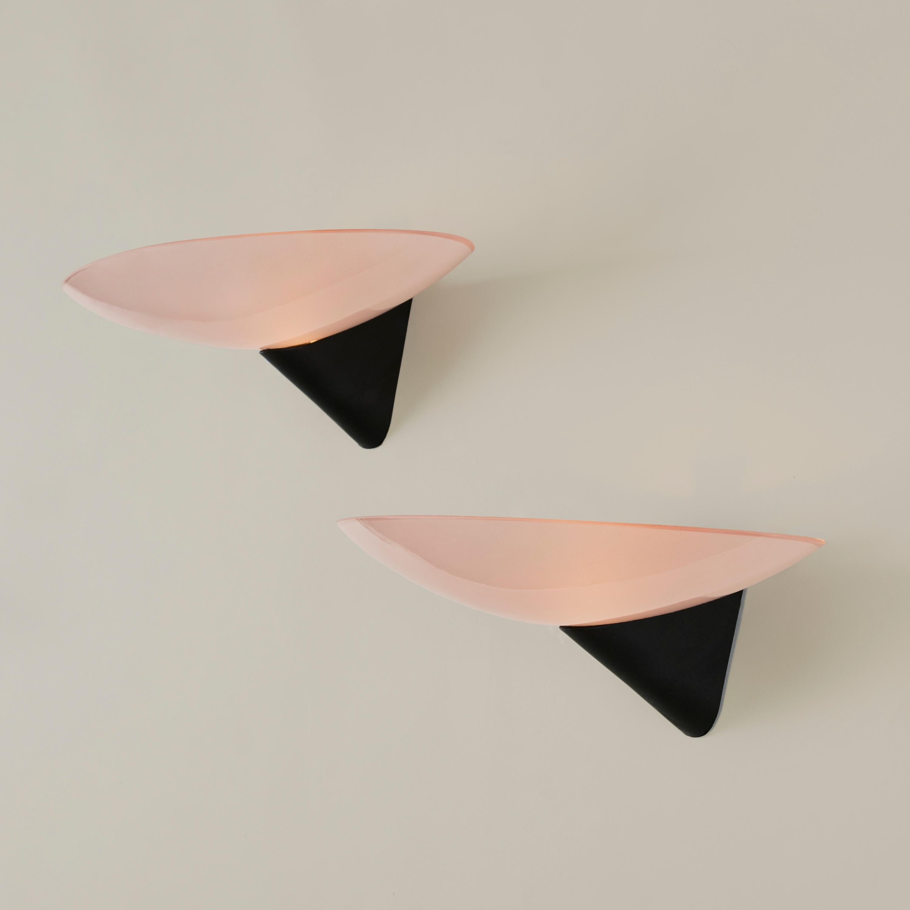 Italiano Coppia di applique 'Teo' in vetro di Murano rosa tenue degli anni '80 firmate da Federers in vendita