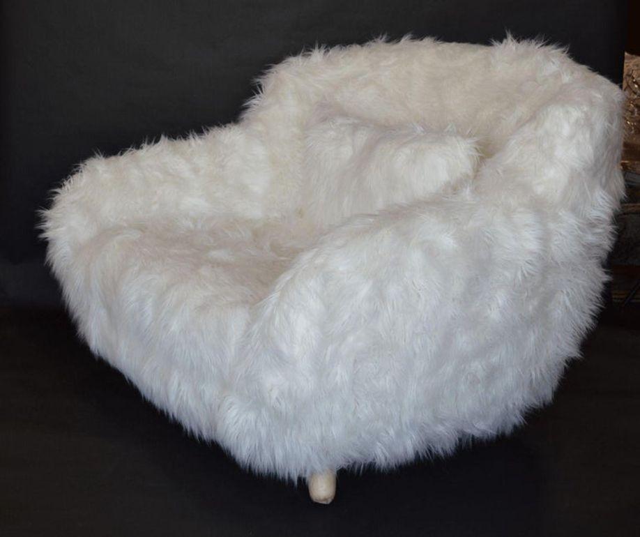 Coppia di poltrone oversize in pelliccia sintetica bianche morbide in vendita 4
