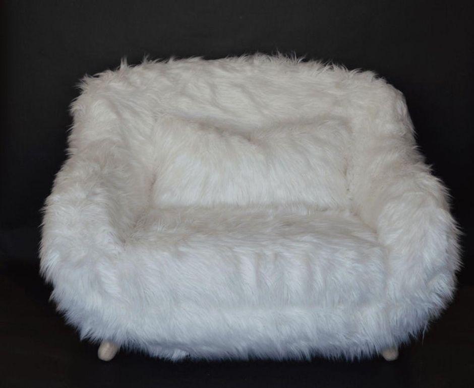 Coppia di poltrone oversize in pelliccia sintetica bianche morbide in vendita 6