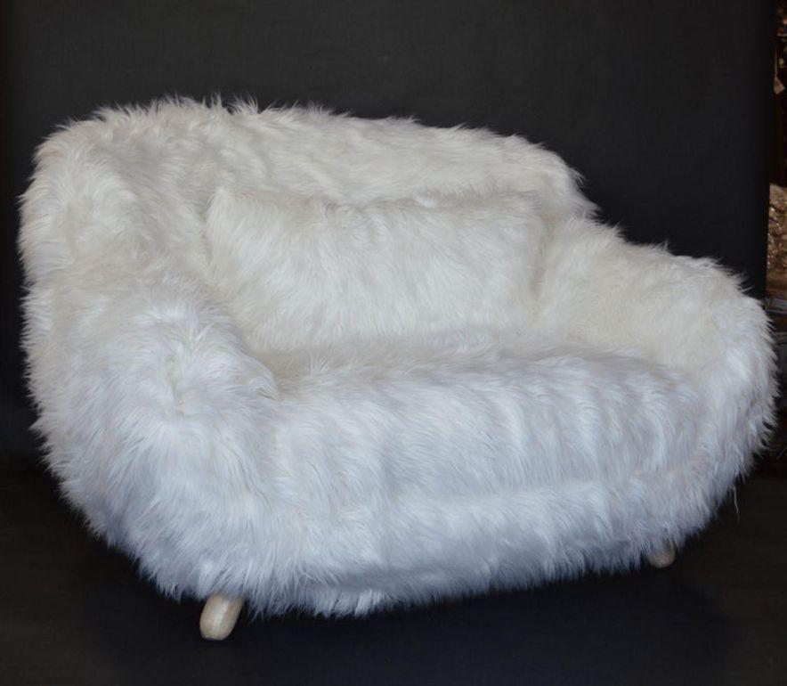 Danese Coppia di poltrone oversize in pelliccia sintetica bianche morbide in vendita
