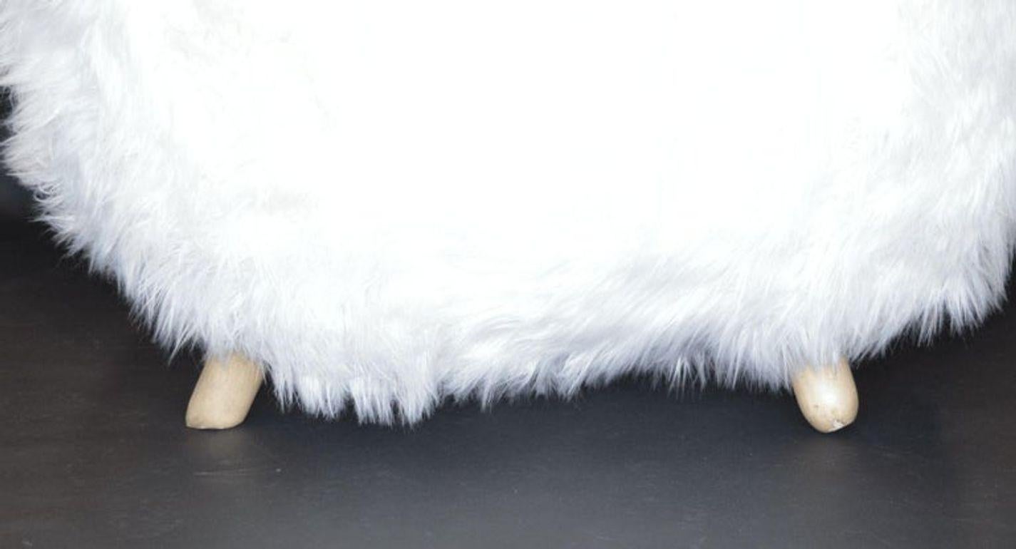 Metà XX secolo Coppia di poltrone oversize in pelliccia sintetica bianche morbide in vendita
