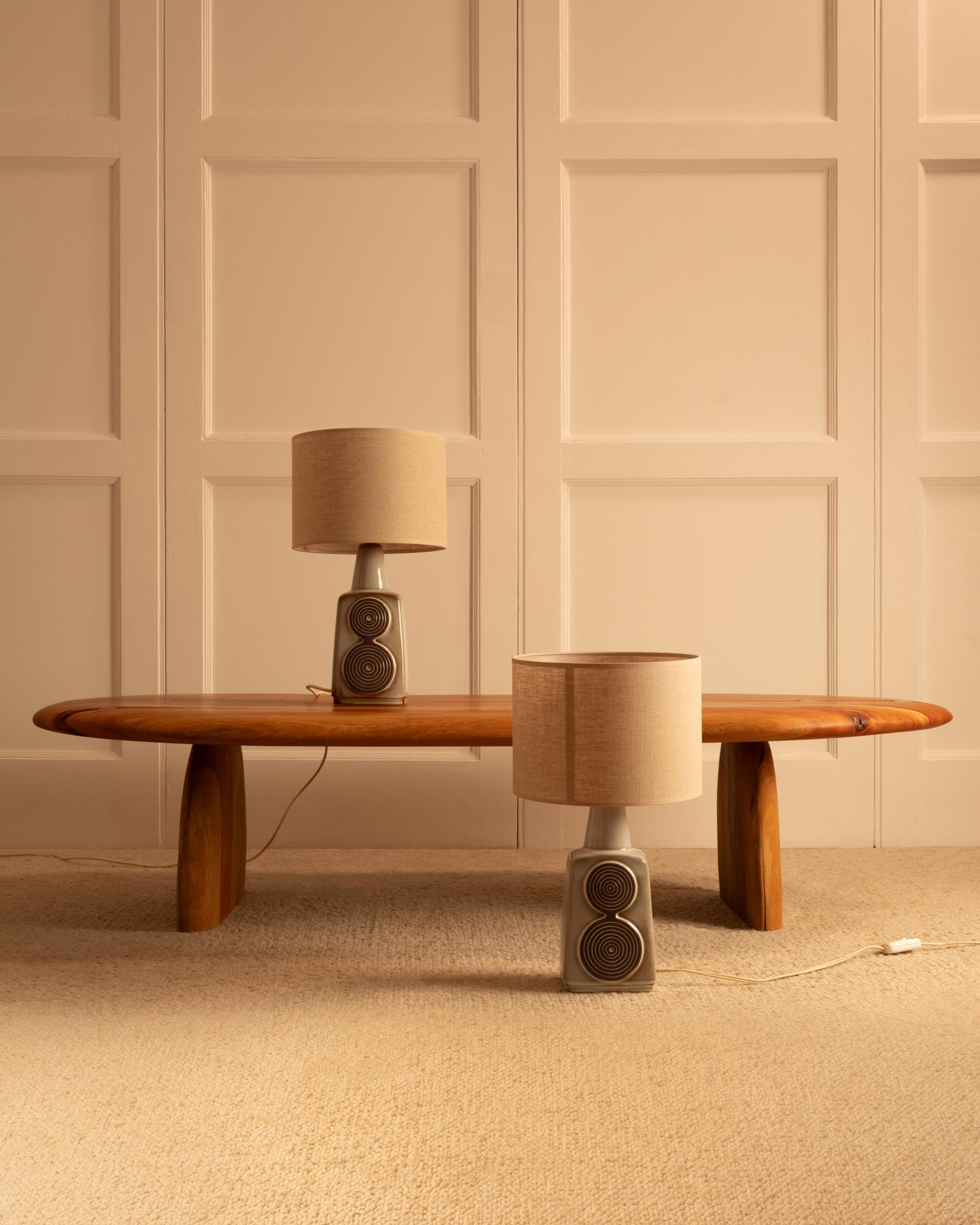 Paire de lampes en céramique Soholm Stentoj - Danemark, années 1960

Chaque lampe est émaillée en gris clair et décorée de motifs circulaires en relief brun foncé.
Chaque pièce est unique, ce qui explique les légères variations de glaçure d'une