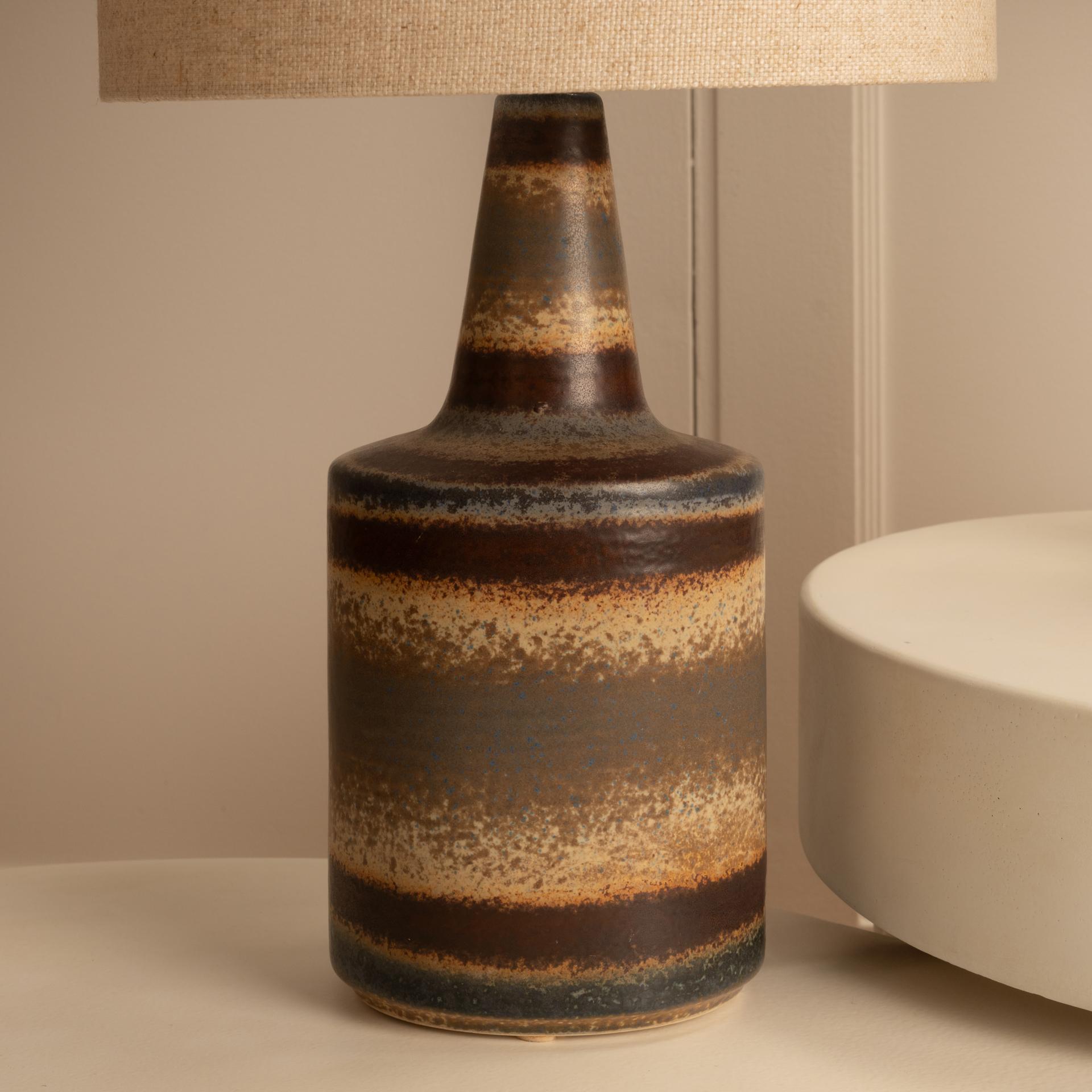 Deux lampes en céramique Soholm Stentoj - Danemark, années 1960
Variations de couleur en bleu, gris-brun et beige.
Chaque pièce est unique. Il est rare de trouver une paire de couleurs similaires.
Signature sous chaque base.
Nouvel abat-jour et