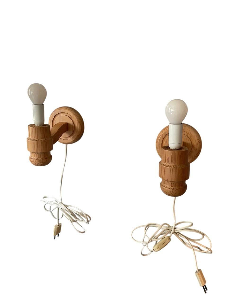 Paar Solbackens Svarveri Wandlampen aus Kiefer, Schweden, 1970er Jahre (Ende des 20. Jahrhunderts) im Angebot