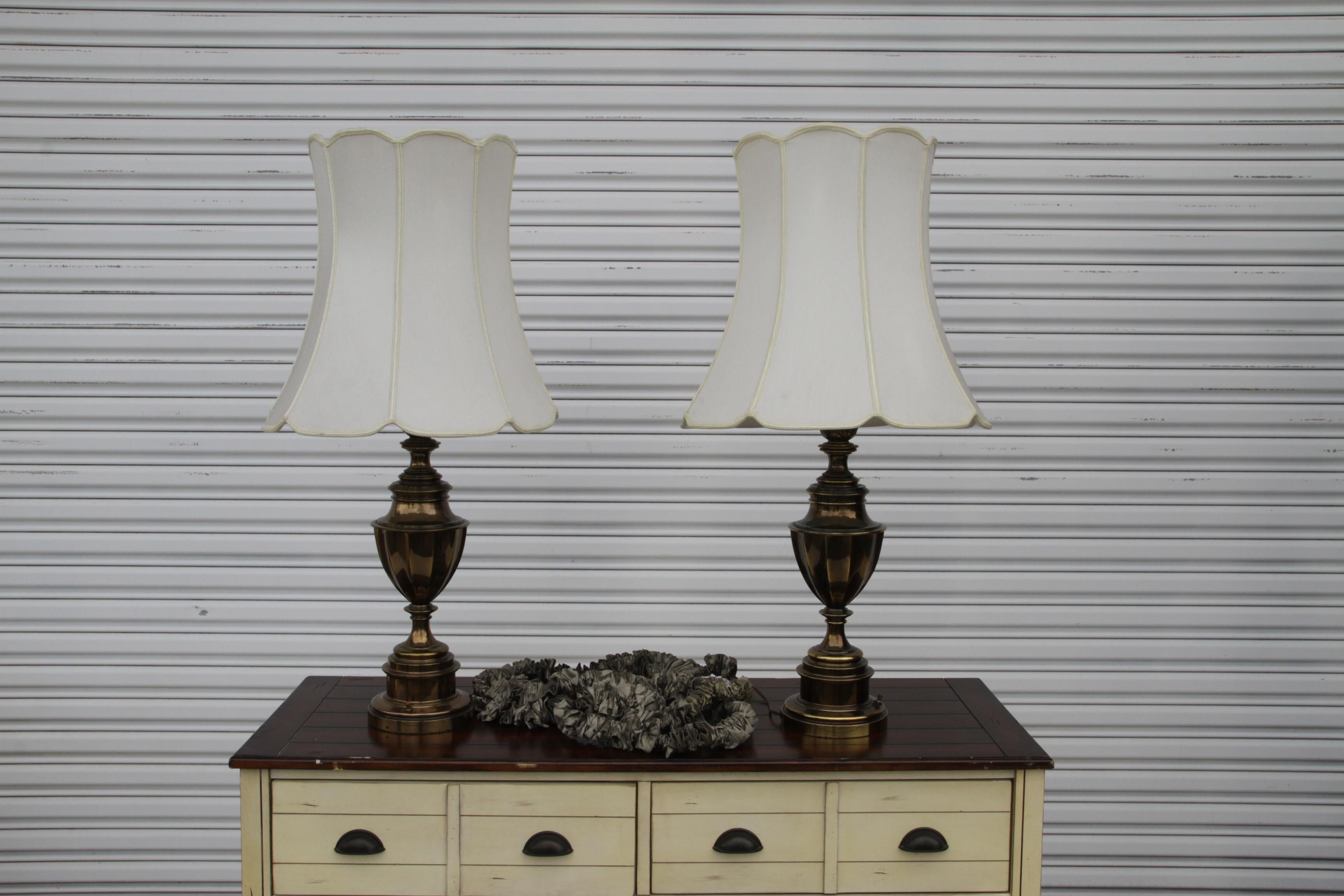 Coppia di lampade Eleg, in ottone massiccio, oro con patina vintage leggermente scurita (molto elegante), corpo in stile trofeo con dettagli in acanto ornati, interruttore rotante in ottone alla base, cavo originale, feltro. Buone condizioni; usura