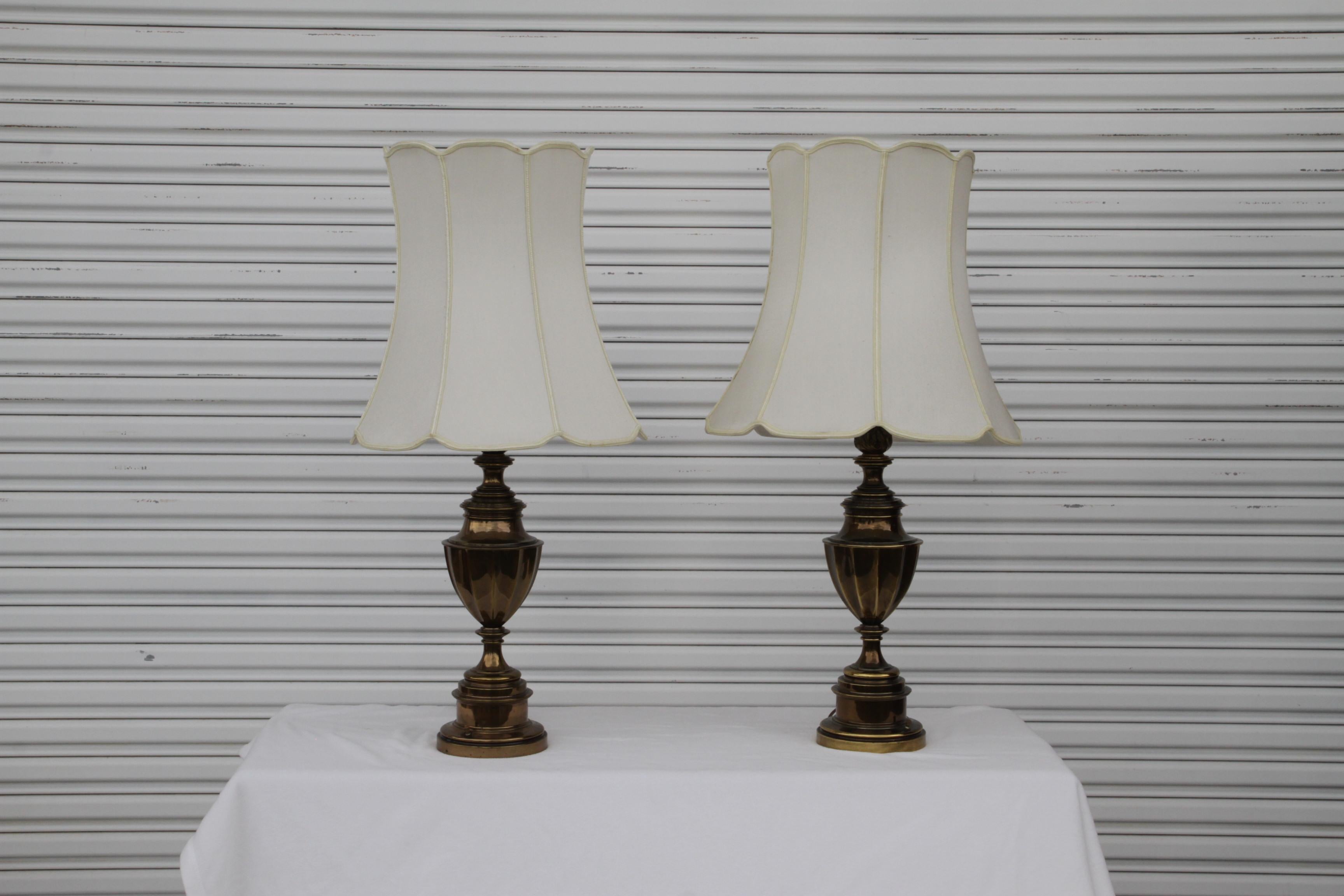 Hollywood Regency Coppia di lampade a urna per trofei a 12 lati in ottone massiccio in vendita