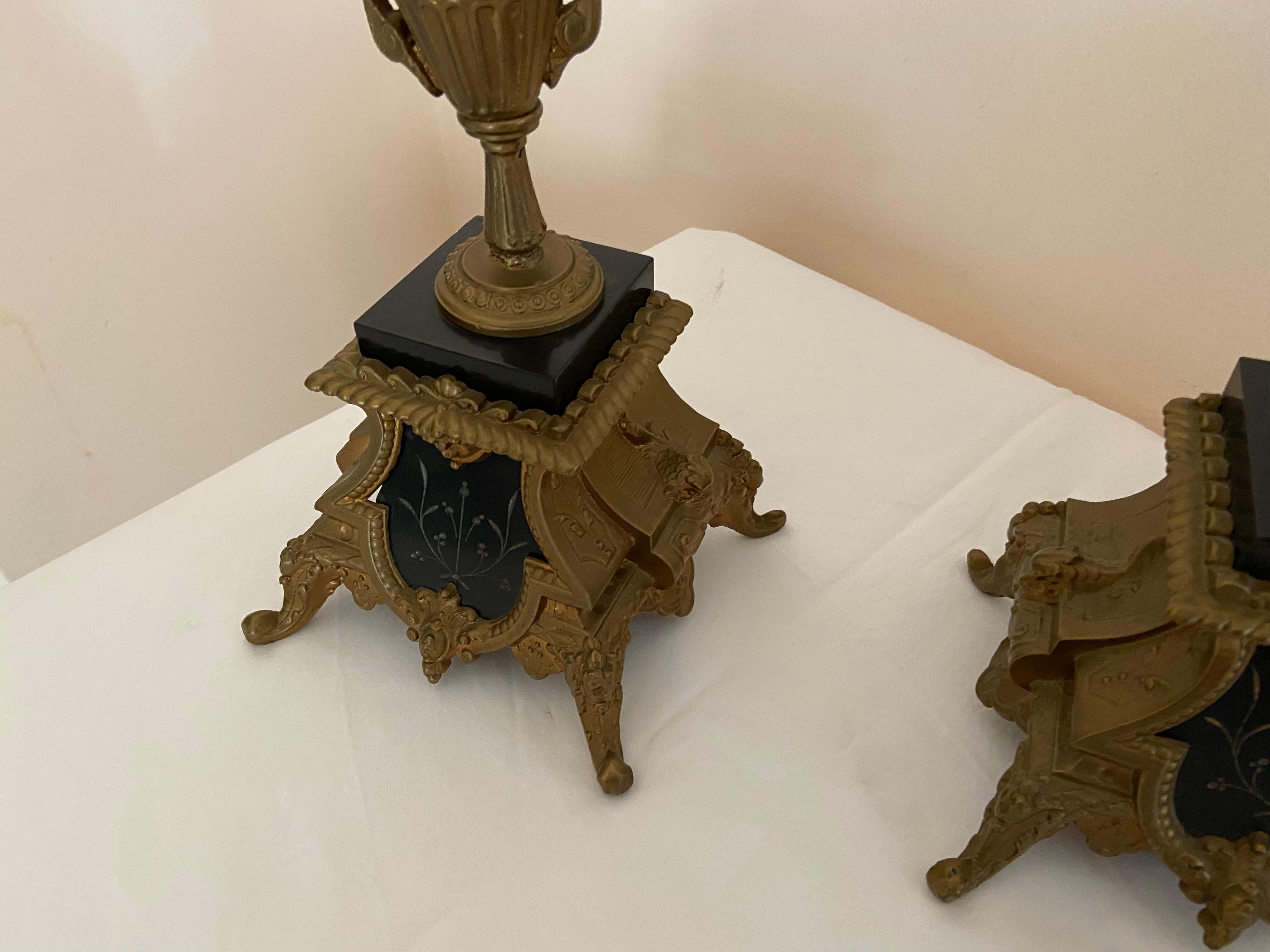 Pair of solid brass and marble candelabra, 4 Flames, 1950s In Good Condition For Sale In Palermo, IT