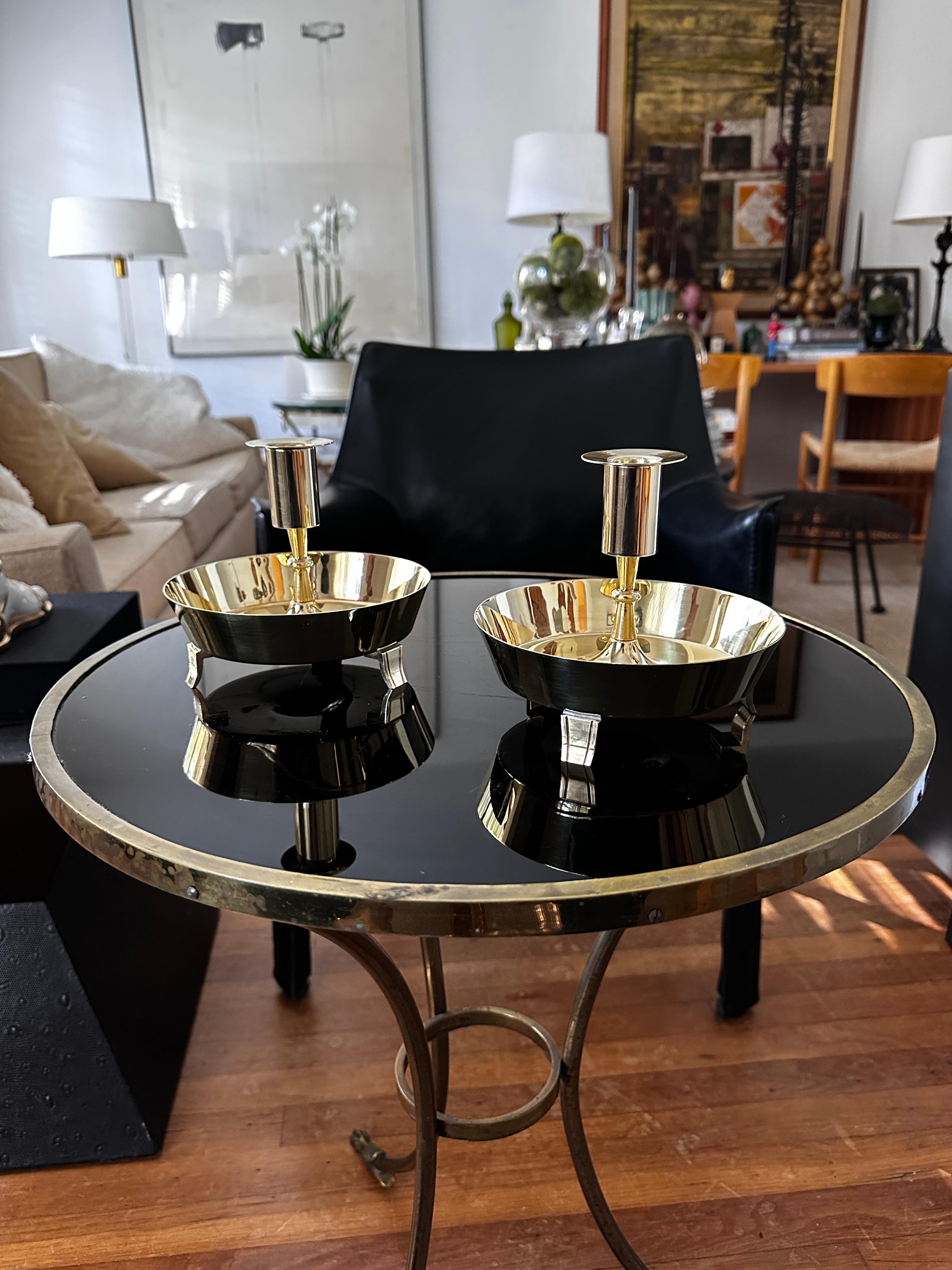 Américain Paire de chandeliers en laiton massif conçus par Tommi Parzinger pour Dorlyn en vente
