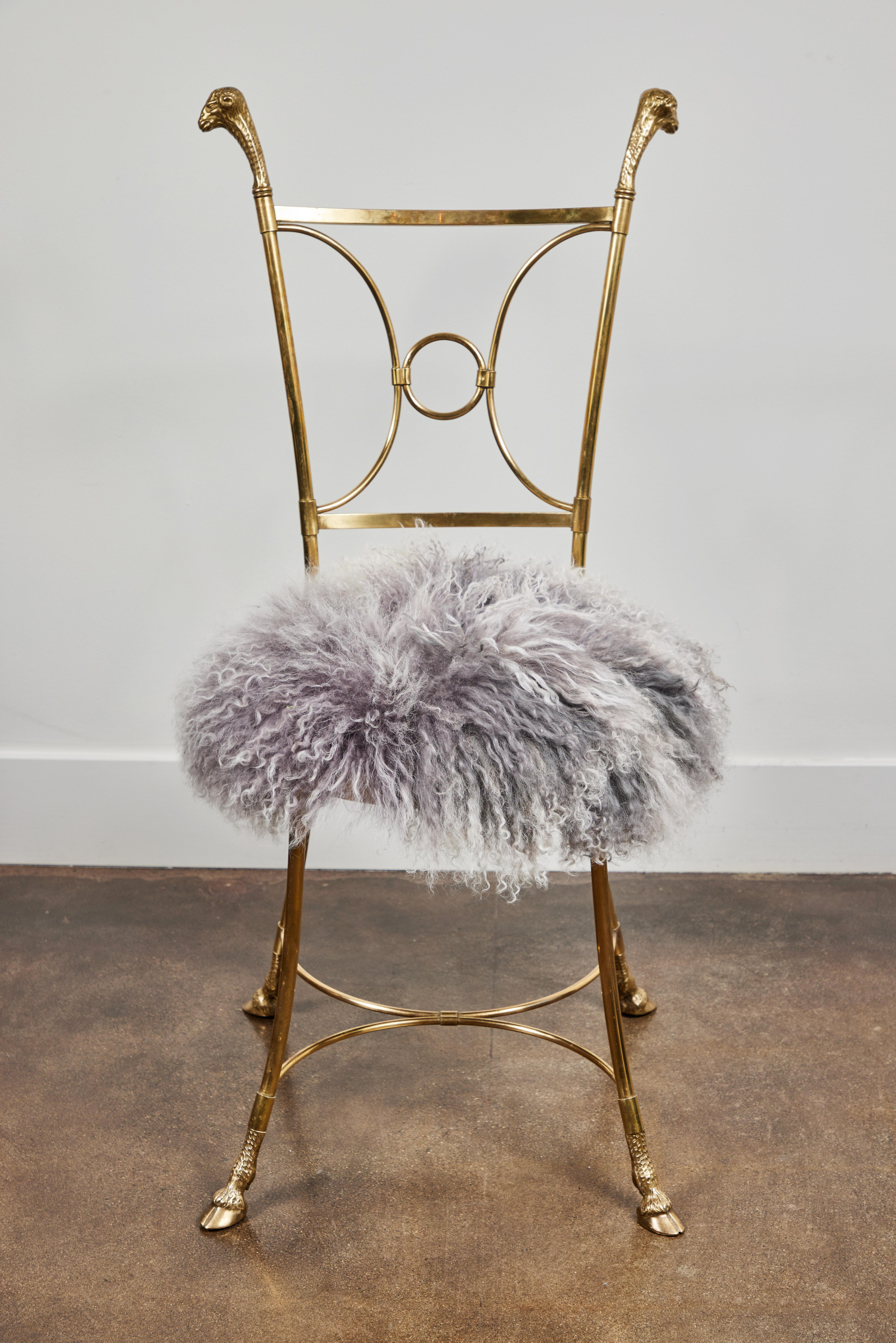 Paar Stühle aus massivem Messing in der Art von Maison Jansen im Angebot 3