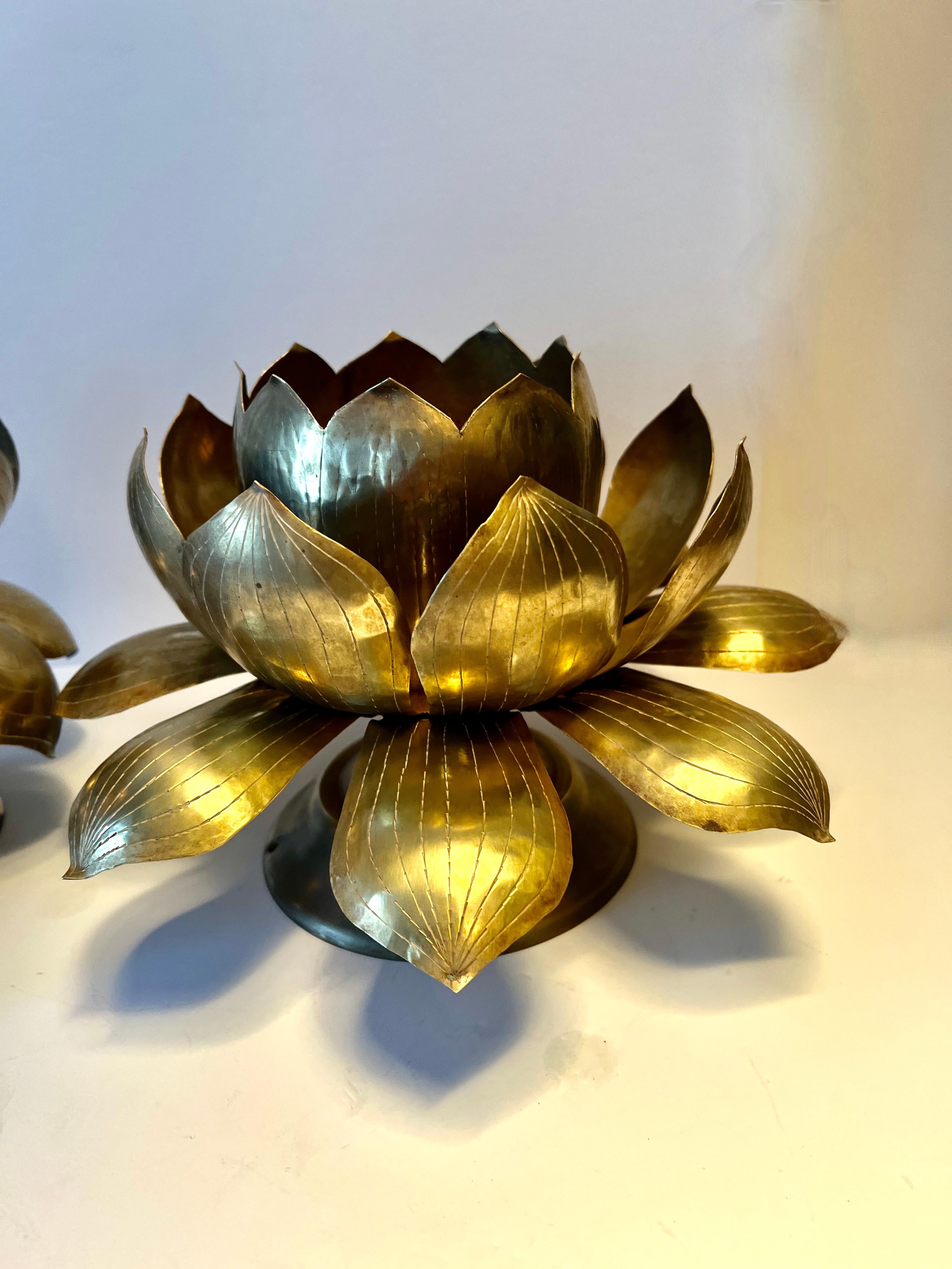 Paar von massivem Messing Champman Blooming Lotus Kerzenständer auf Ständer im Zustand „Gut“ im Angebot in Los Angeles, CA
