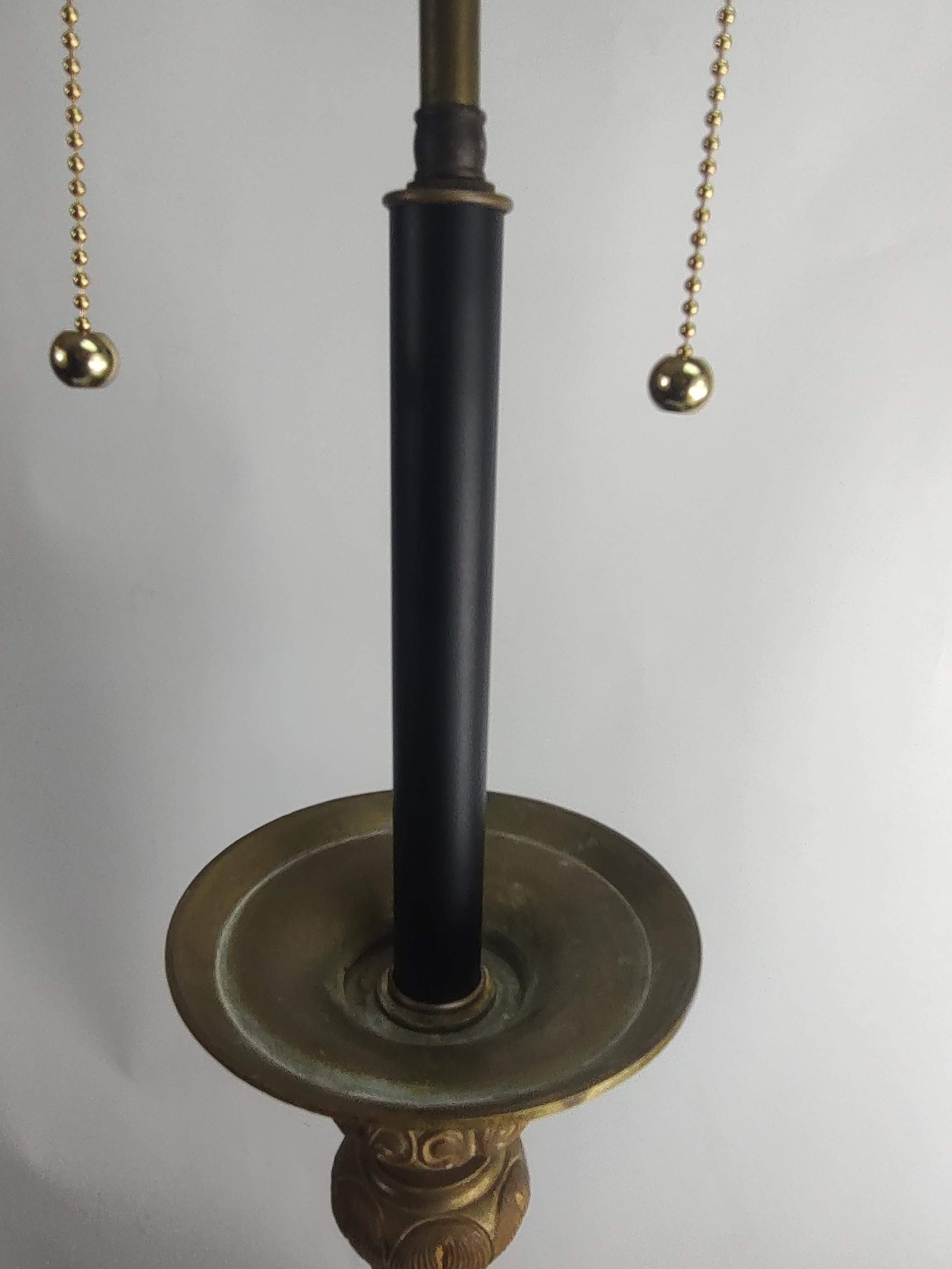Paar solide Messing Ecclesiastical Kerzenständer beleuchtet C1910 im Angebot 3