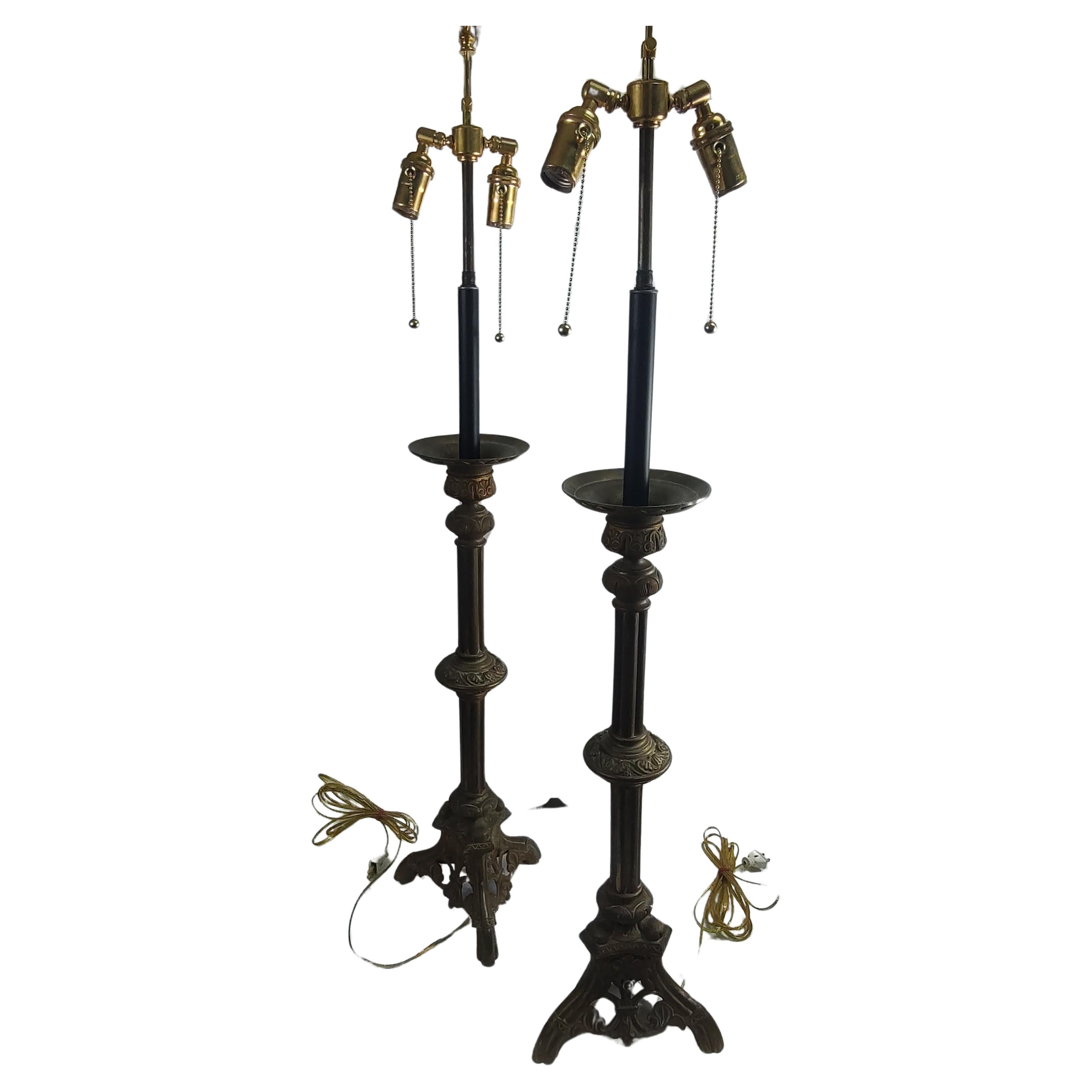 Laiton Paire de chandeliers ecclésiastiques en laiton massif lampés C1910 en vente
