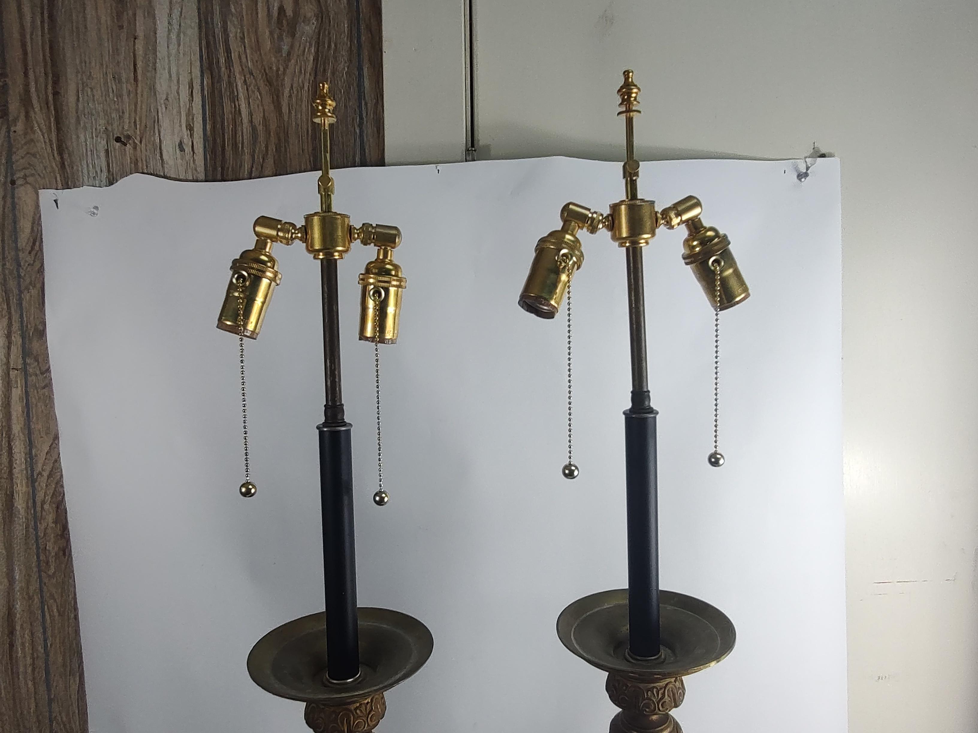 Paire de chandeliers ecclésiastiques en laiton massif lampés C1910 en vente 1