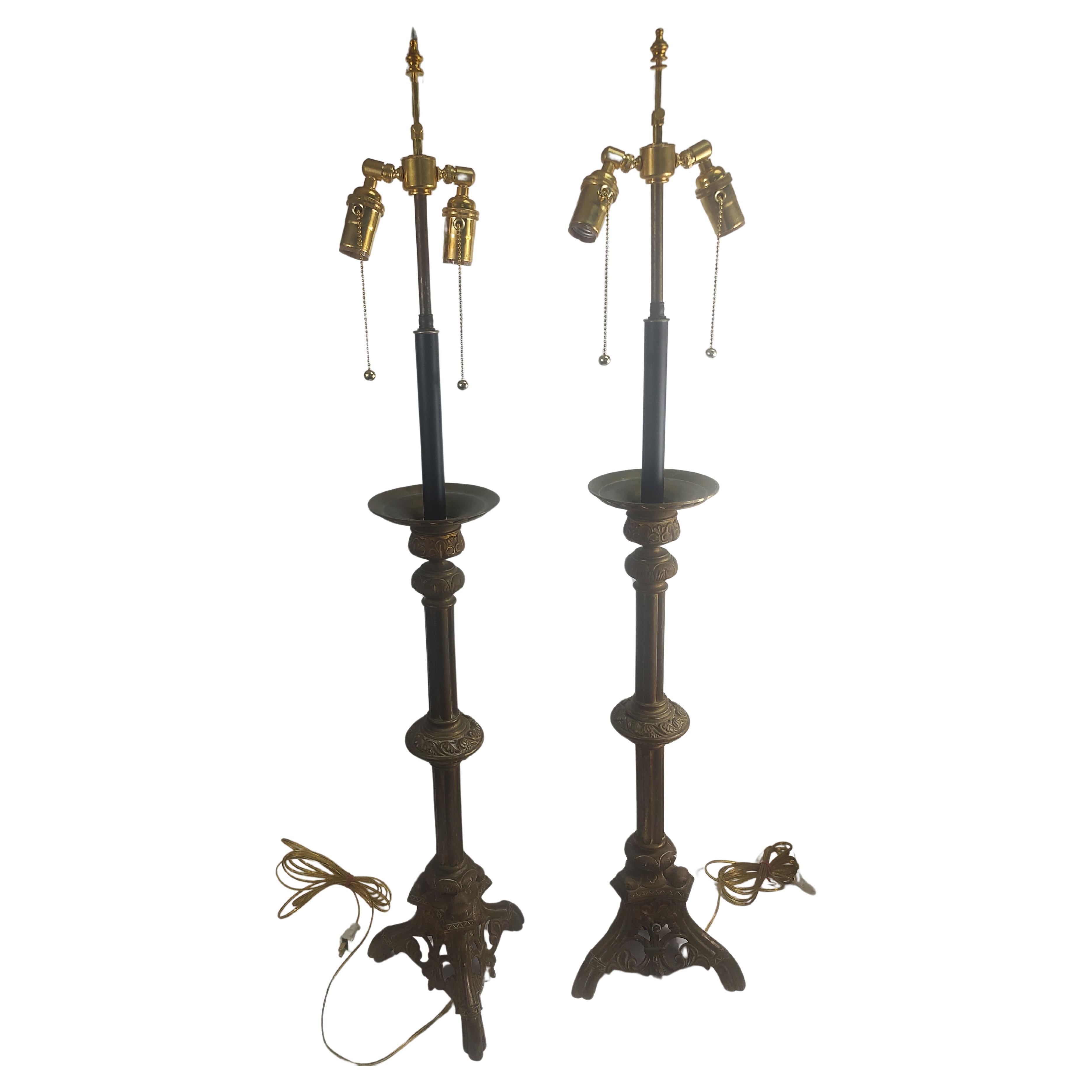 Paire de chandeliers ecclésiastiques en laiton massif lampés C1910 en vente