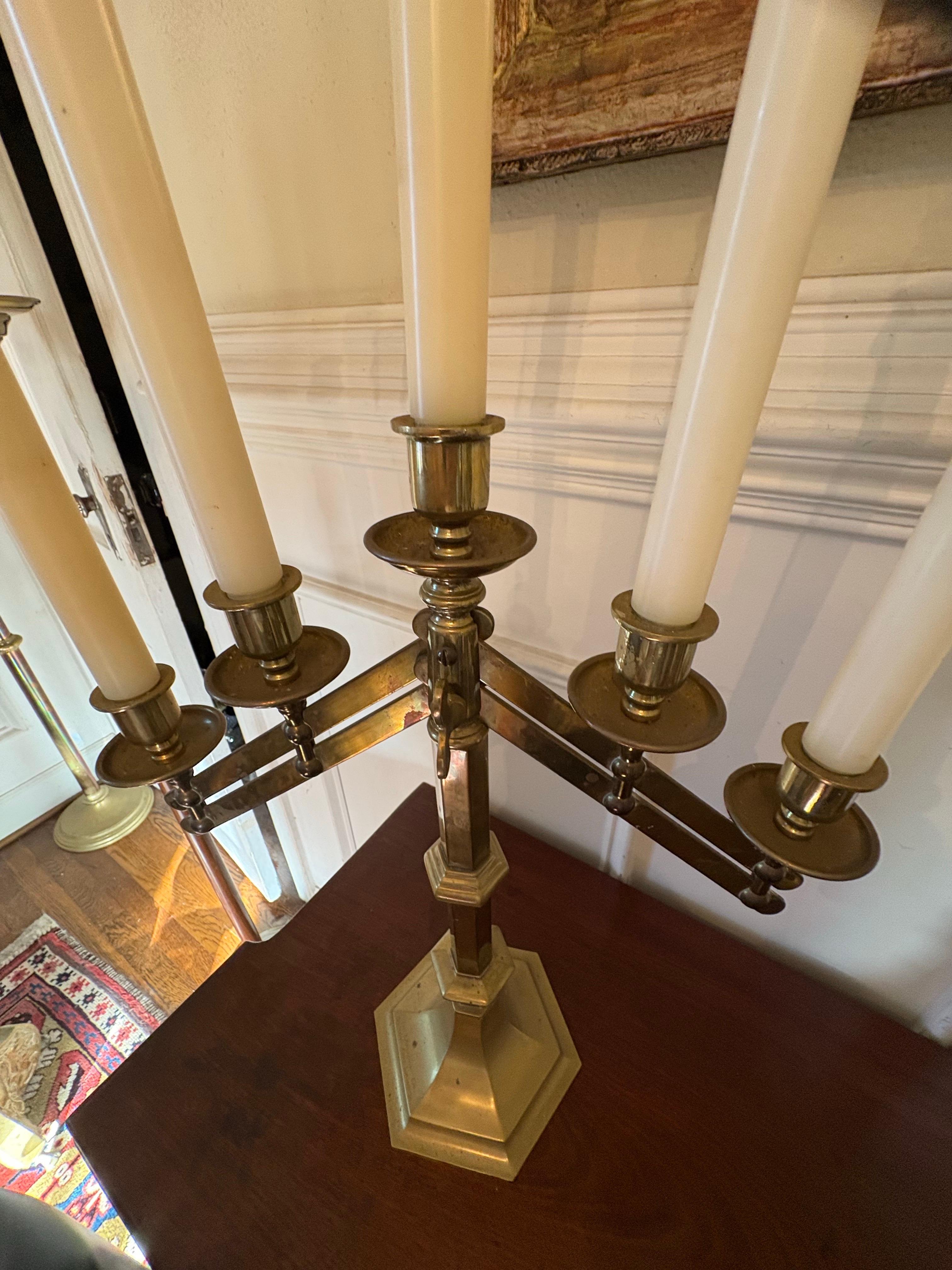 Pair of Solid Brass Five Candle Candelabra & Adjustable Height, Mid 20th Century im Zustand „Gut“ im Angebot in Savannah, GA