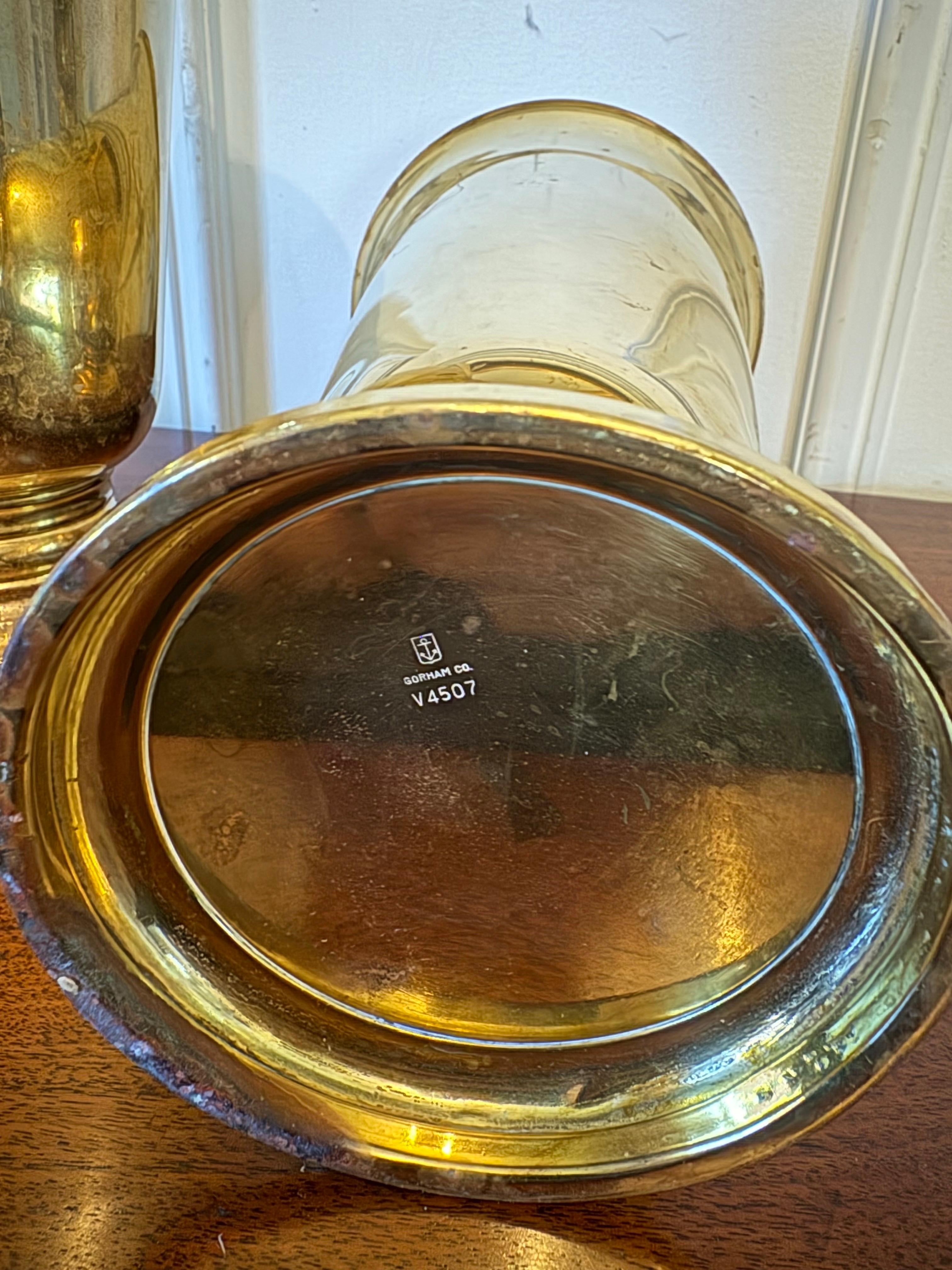Paire de vases floraux en laiton massif de Gorham, milieu du 20e siècle.  Les vases portent une gravure peu visible 