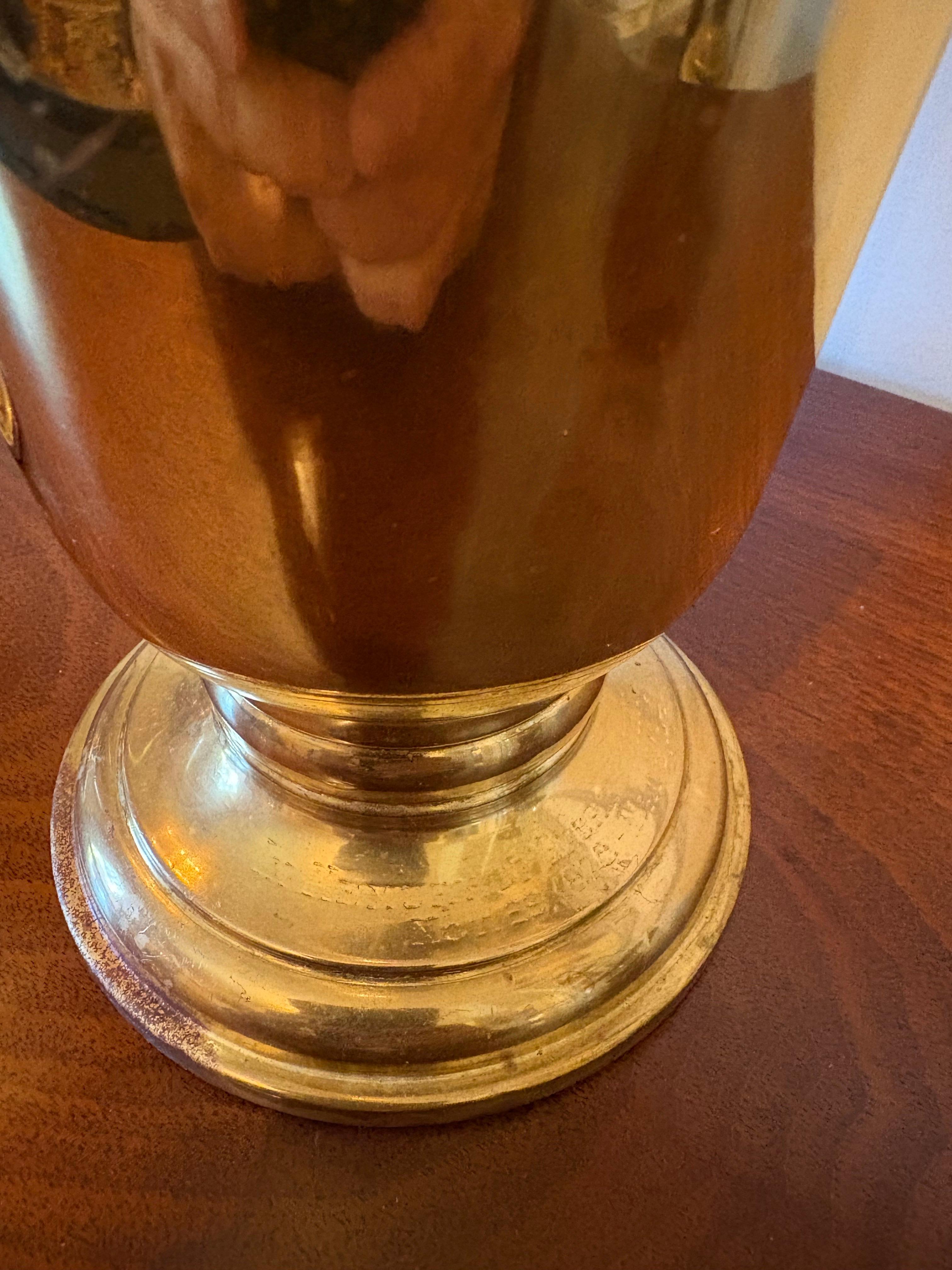 Paire de vases floraux en laiton massif par Gorham CO, milieu du 20e siècle Bon état - En vente à Savannah, GA