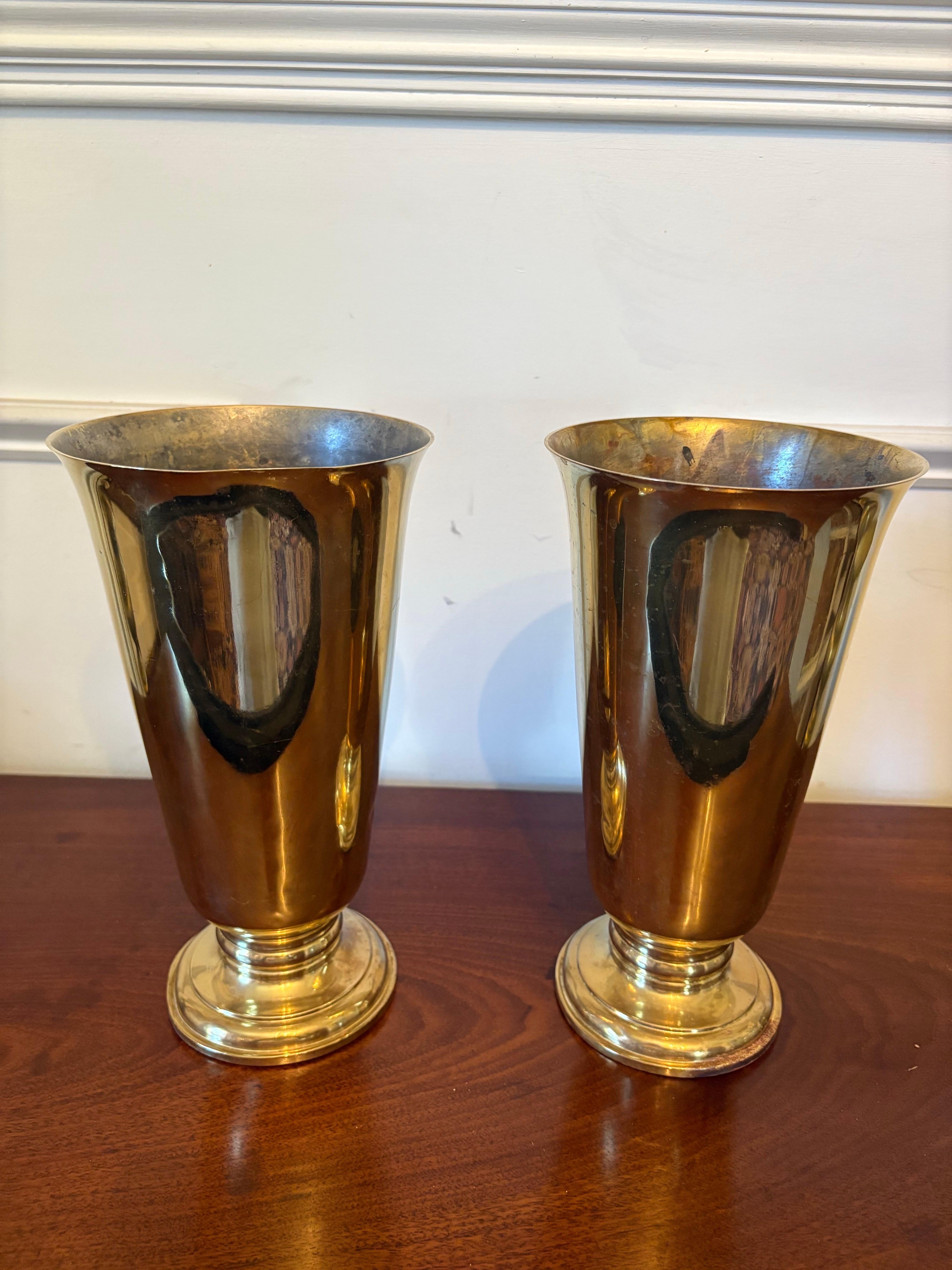 20ième siècle Paire de vases floraux en laiton massif par Gorham CO, milieu du 20e siècle en vente