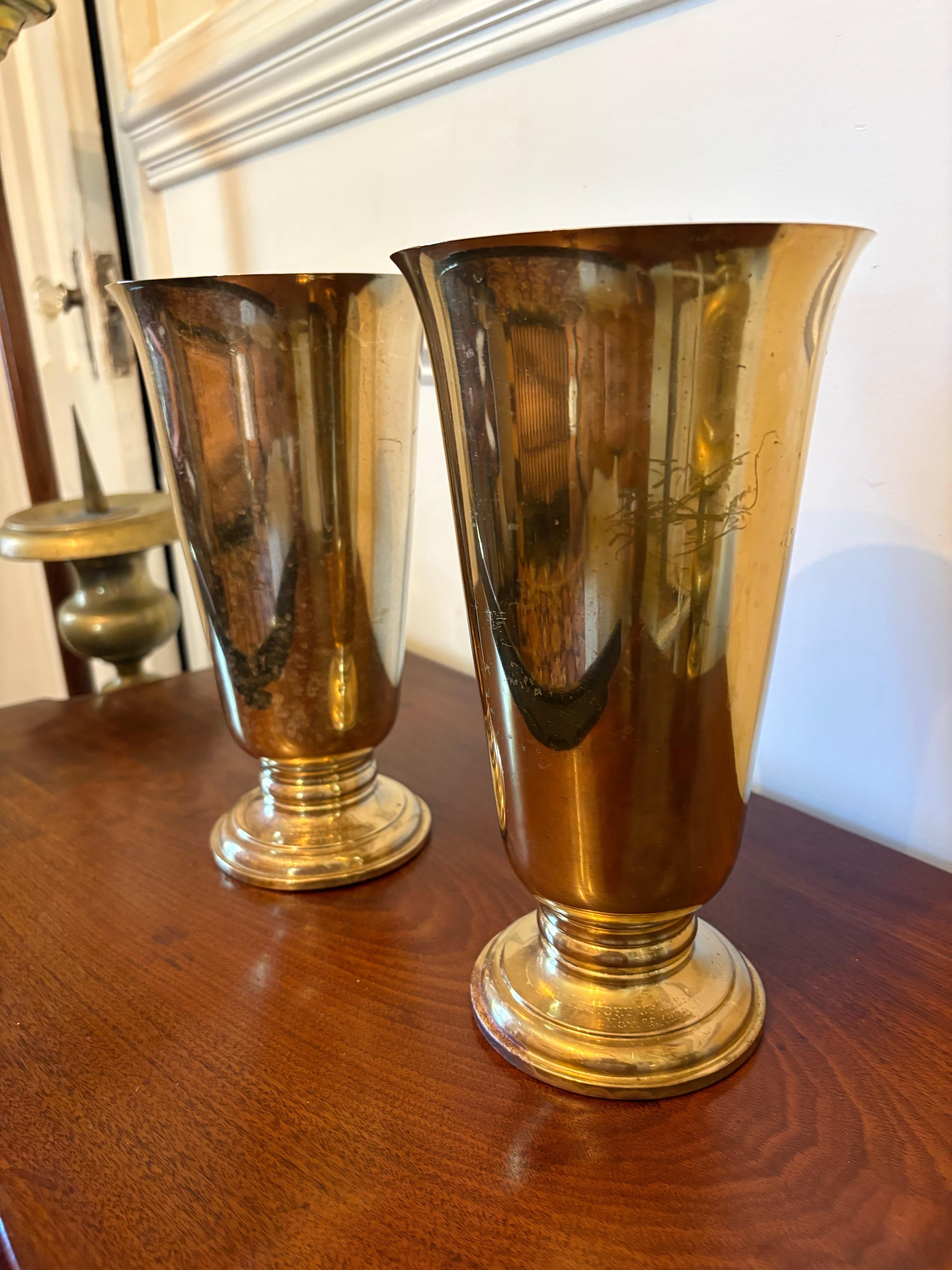 Laiton Paire de vases floraux en laiton massif par Gorham CO, milieu du 20e siècle en vente