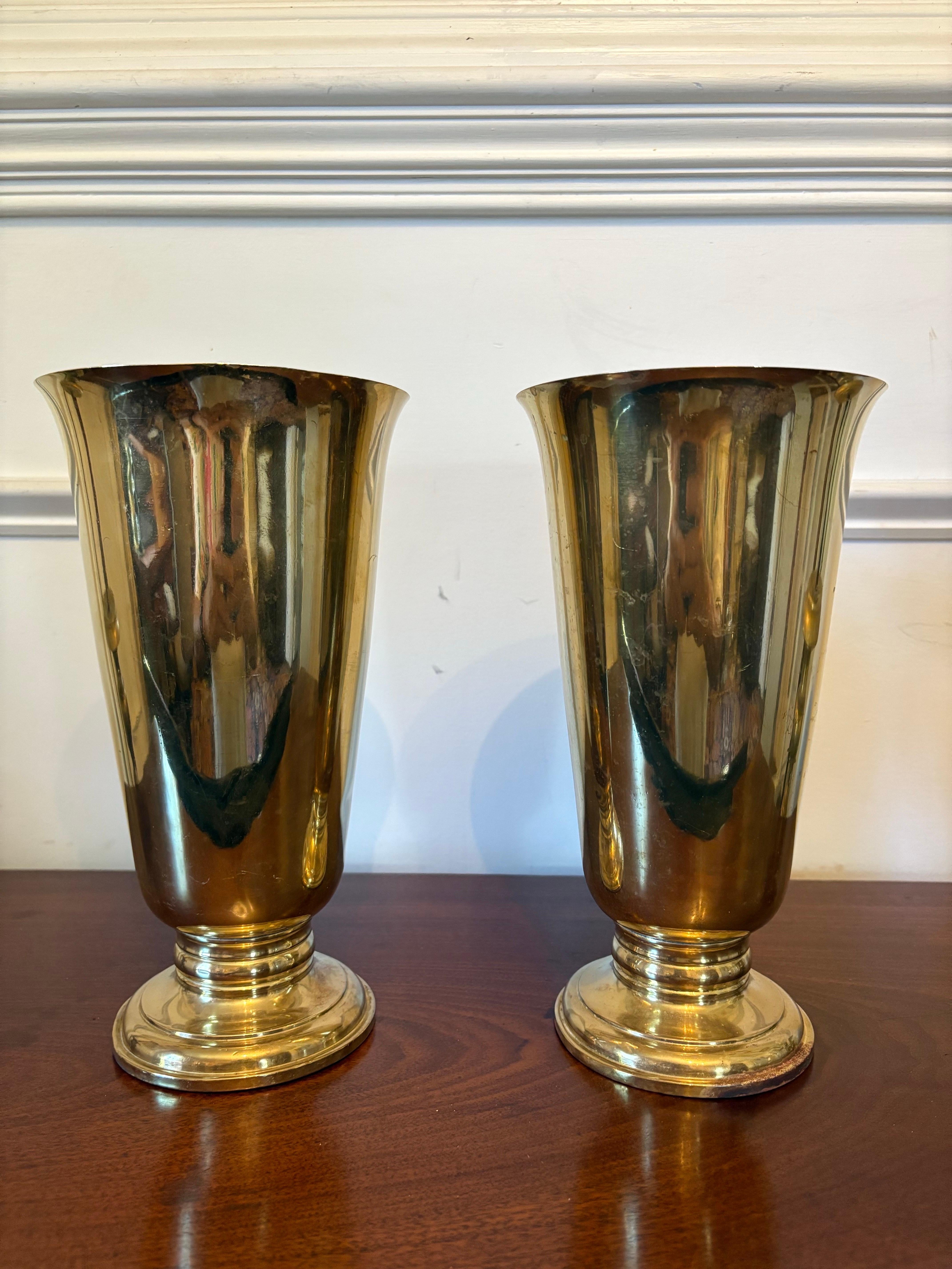 Paire de vases floraux en laiton massif par Gorham CO, milieu du 20e siècle en vente 1