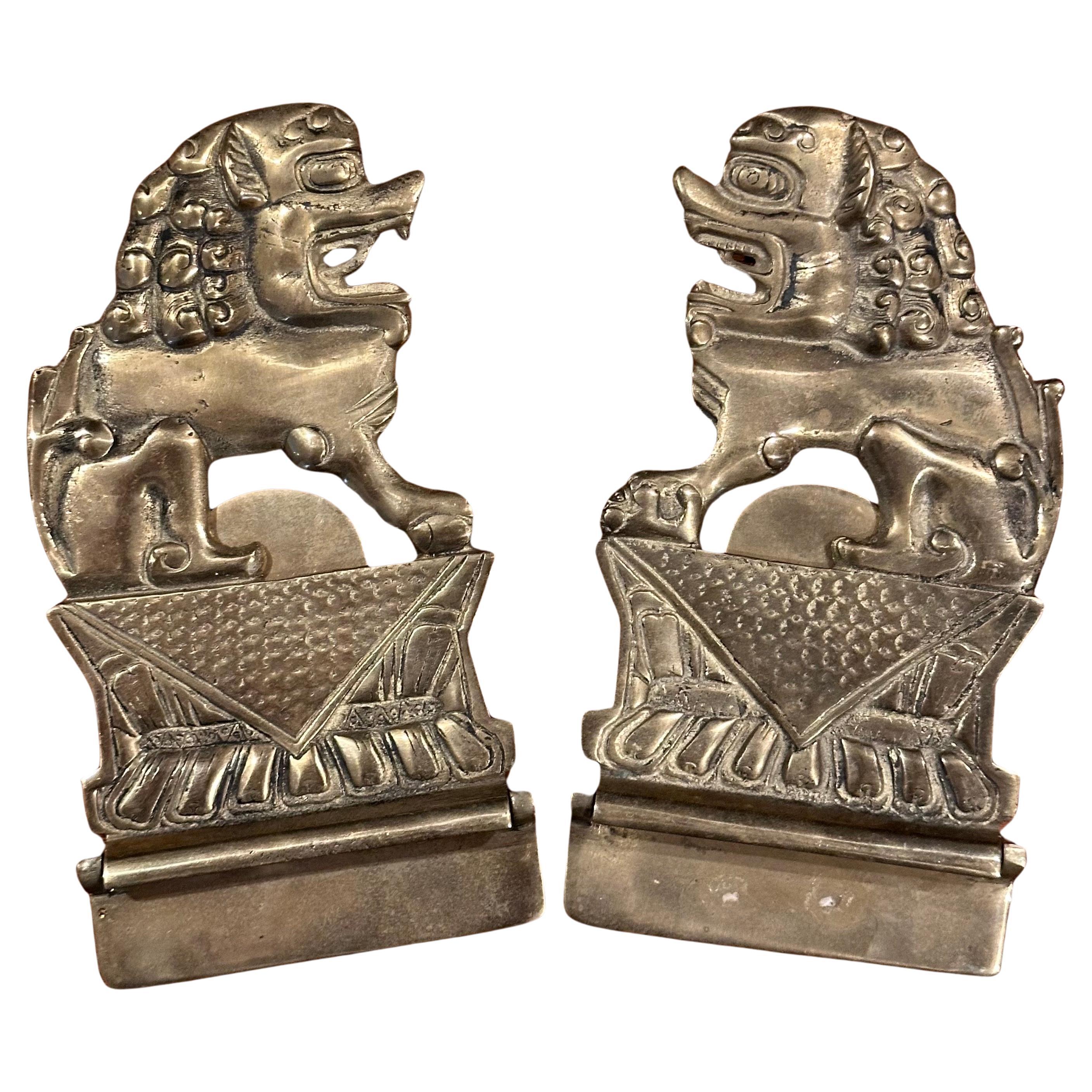 Schönes Paar faltbare Foo Dog Buchstützen aus massivem Messing, ca. 1960er Jahre. Die Buchstützen sind in gutem Vintage-Zustand und messen 7 