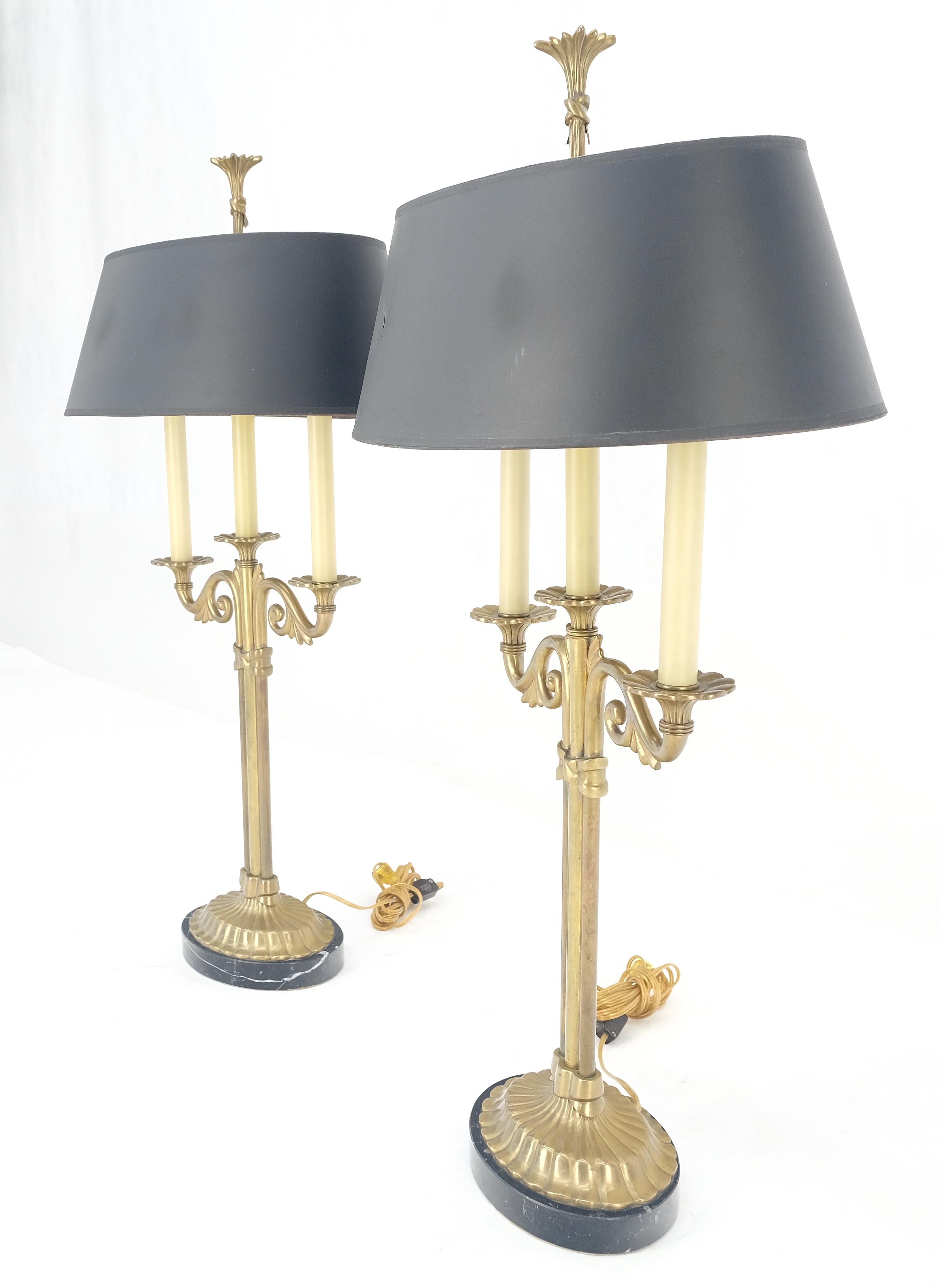 Pareja de lámparas de mesa estilo candelabro de latón macizo y mármol con pantallas a juego en venta 4