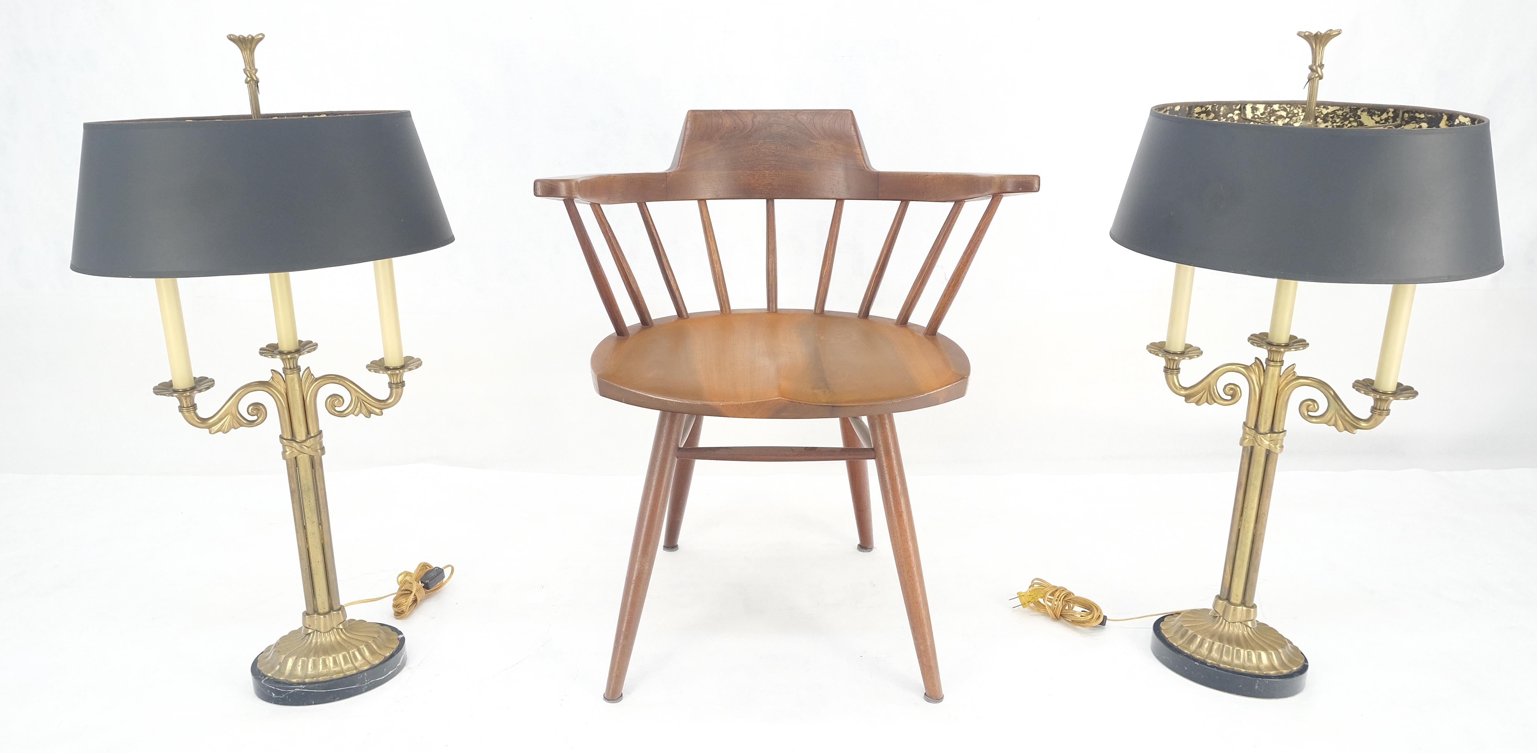 Pareja de lámparas de mesa estilo candelabro de latón macizo y mármol con pantallas a juego en venta 5