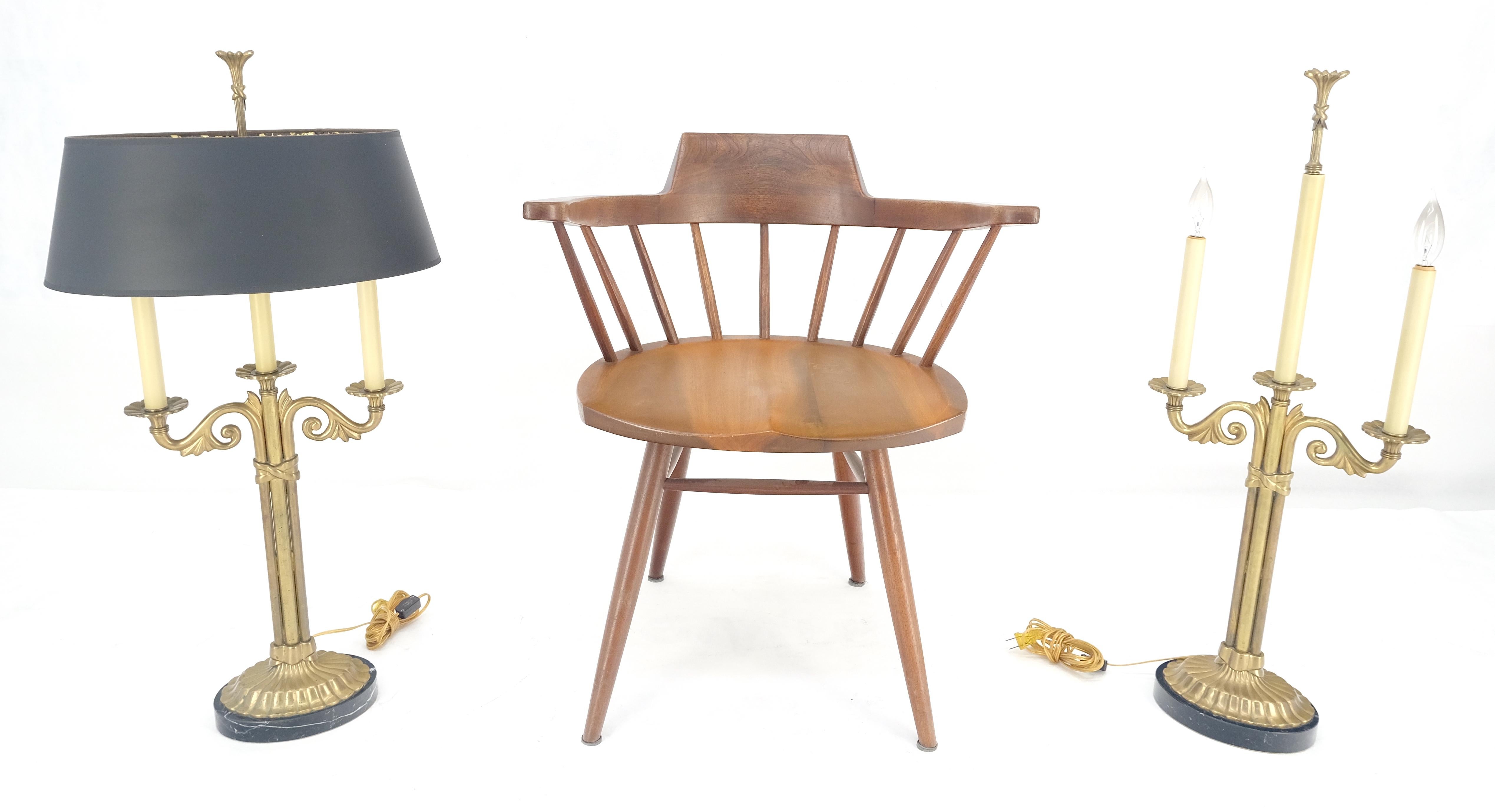 Pareja de lámparas de mesa estilo candelabro de latón macizo y mármol con pantallas a juego en venta 6