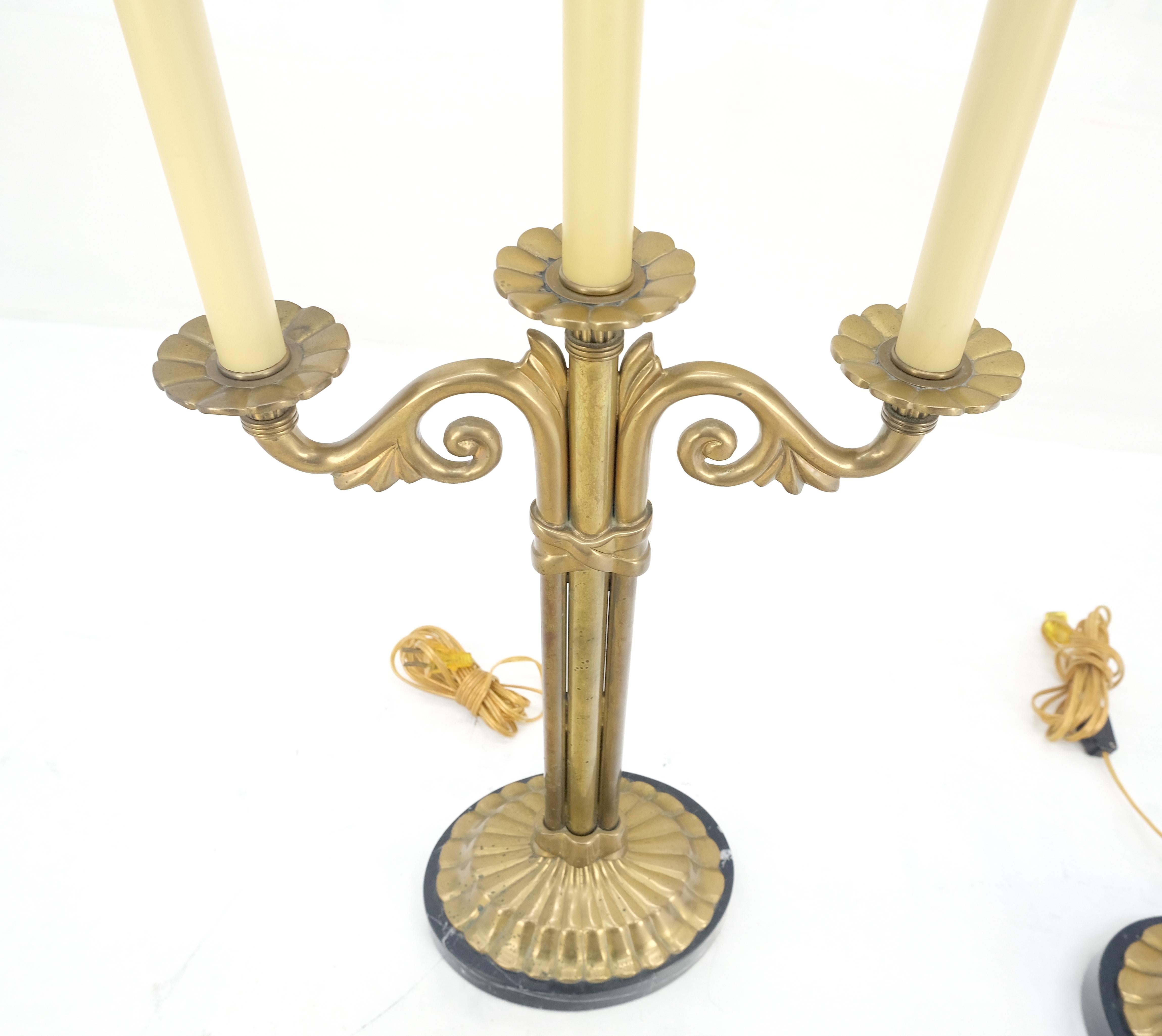 Pareja de lámparas de mesa estilo candelabro de latón macizo y mármol con pantallas a juego en venta 9