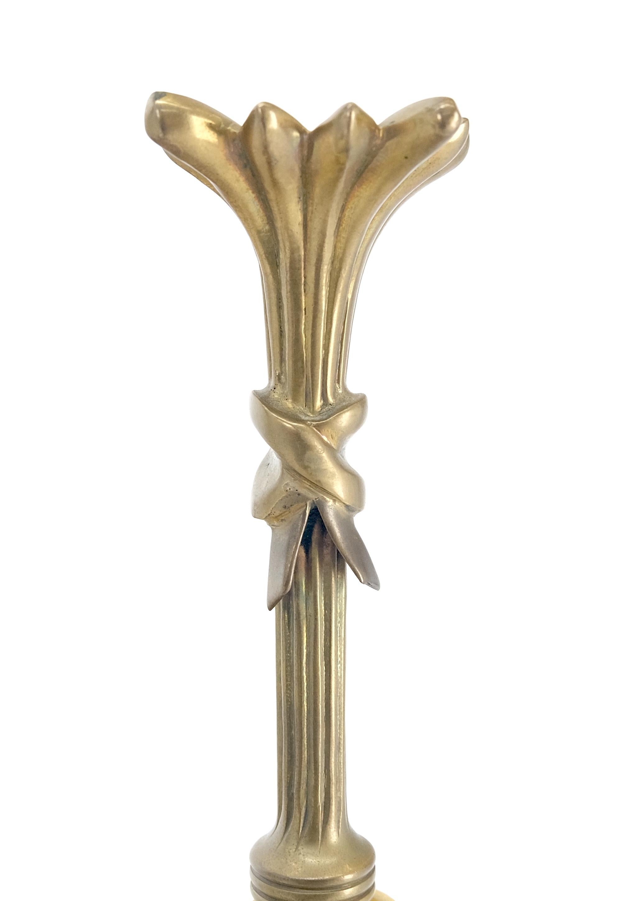 Pareja de lámparas de mesa estilo candelabro de latón macizo y mármol con pantallas a juego en venta 10
