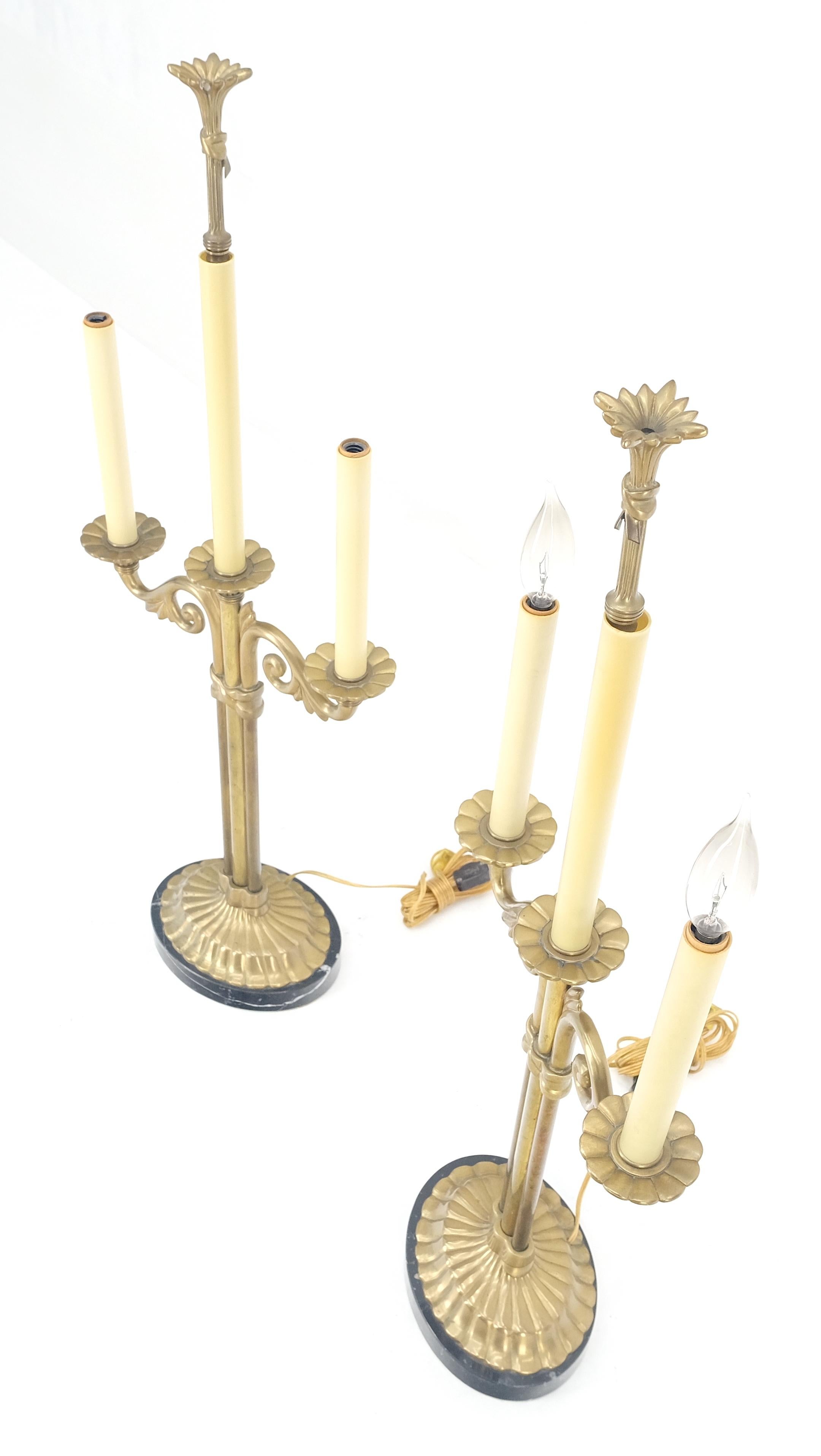 Pareja de lámparas de mesa estilo candelabro de latón macizo y mármol con pantallas a juego en venta 12