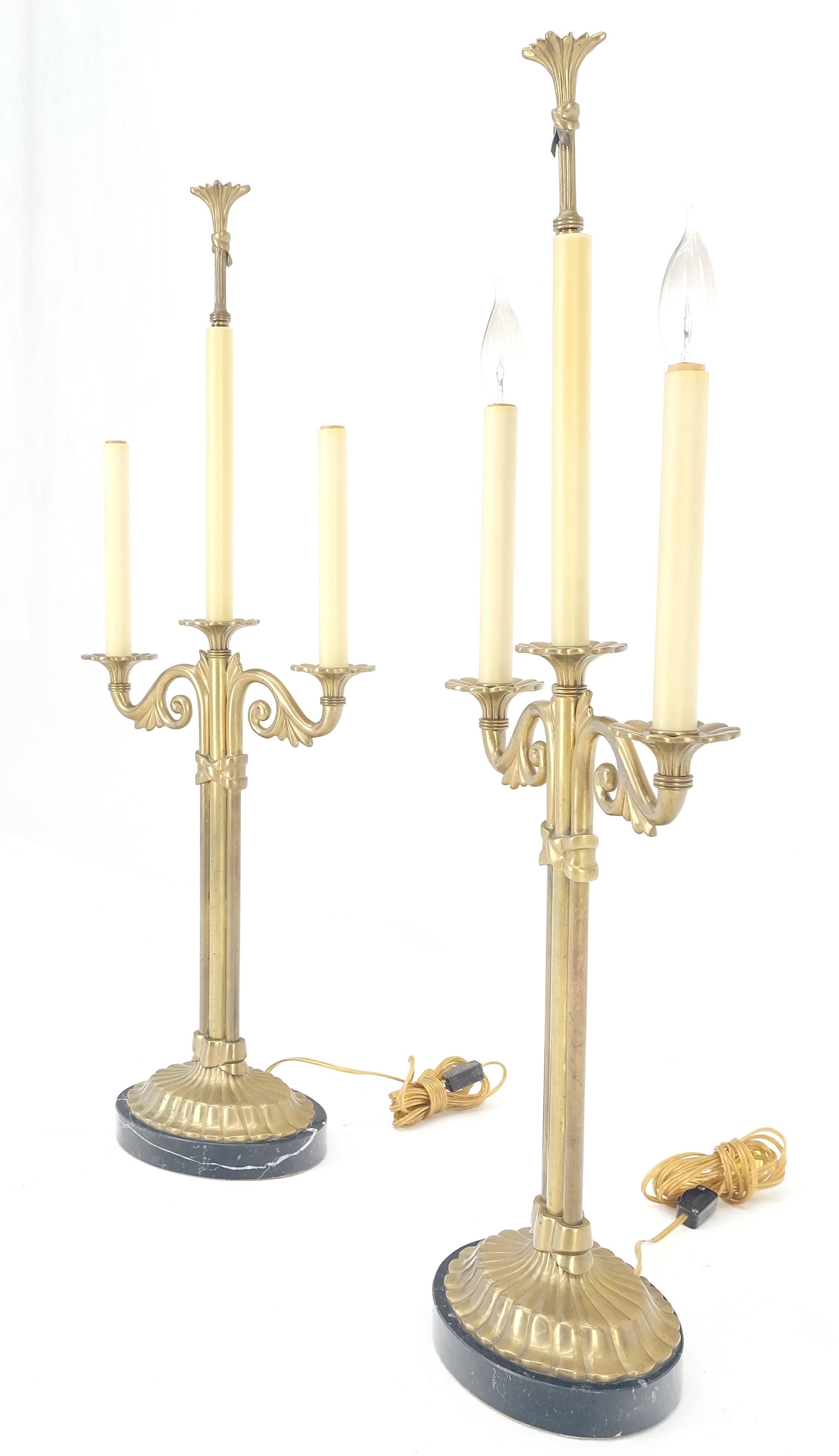 Pareja de lámparas de mesa estilo candelabro de latón macizo y mármol con pantallas a juego en venta 13
