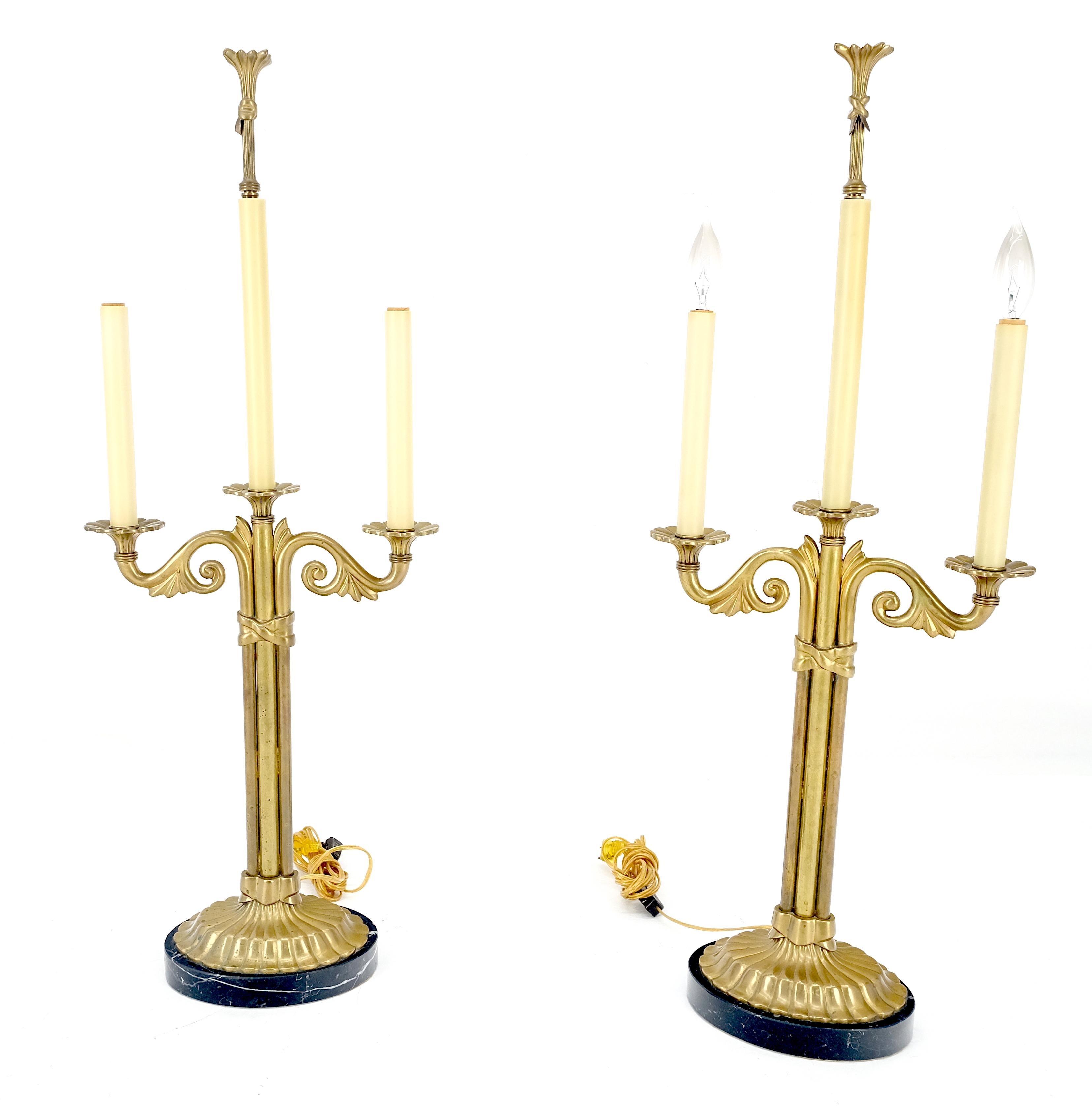 Pareja de lámparas de mesa estilo candelabro de latón macizo y mármol con pantallas a juego Regencia en venta